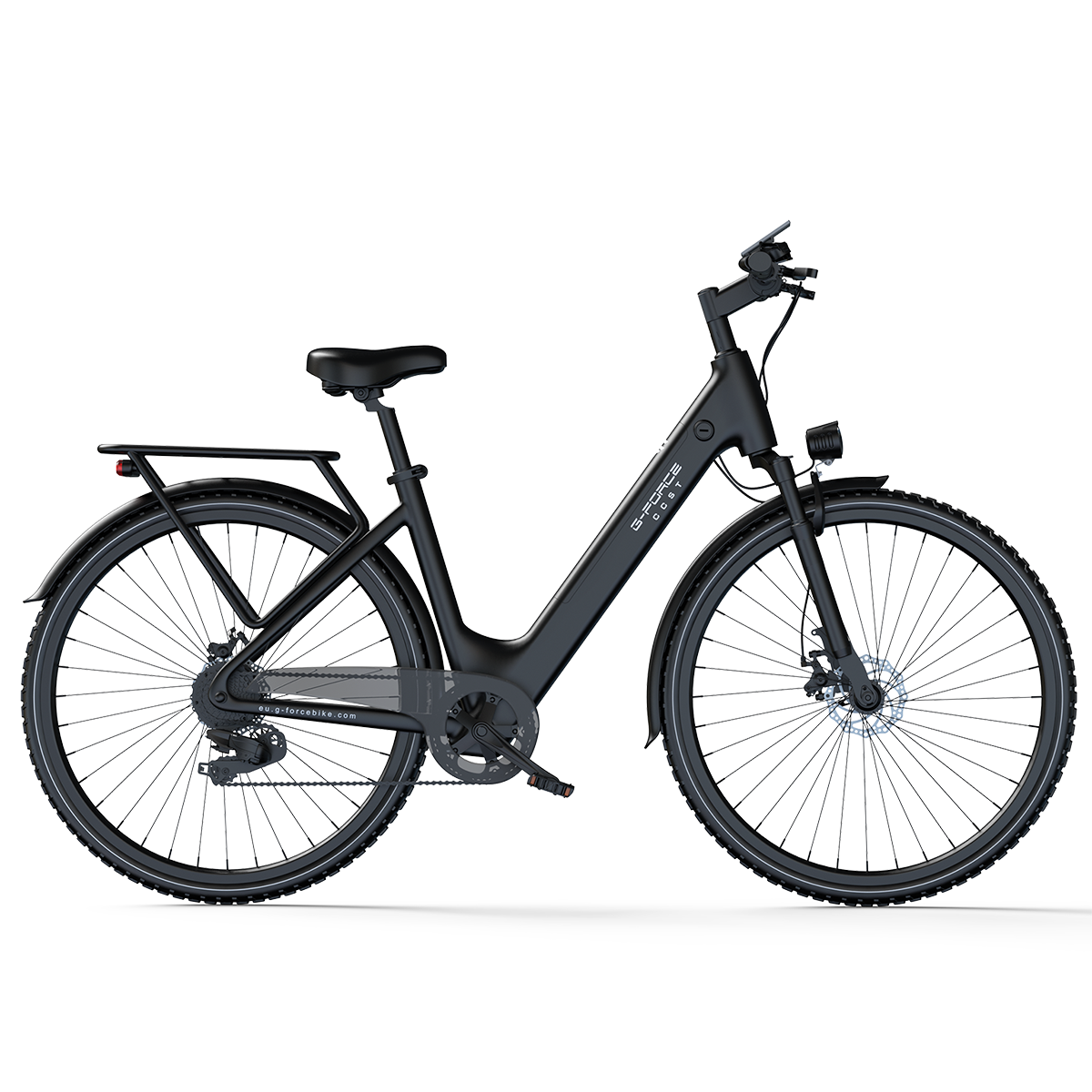 Czarny rower elektryczny z bagażnikiem, błotnikami i światłem.