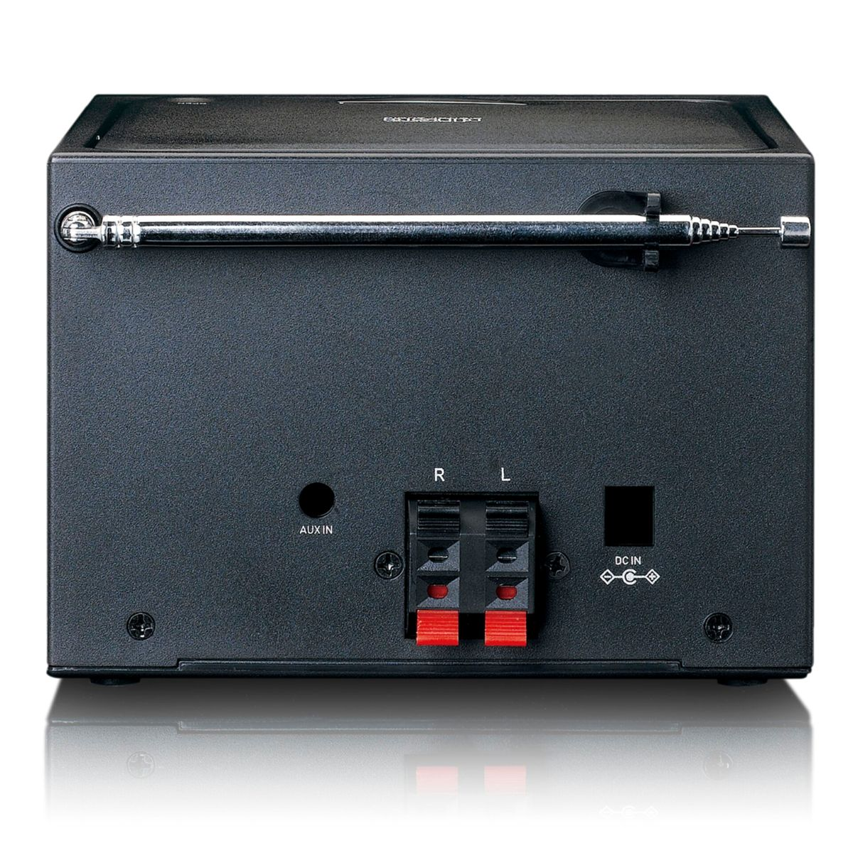 Tył czarnego radia z wysuwaną anteną, wejściem aux, terminalami głośnikowymi i wejściem DC.