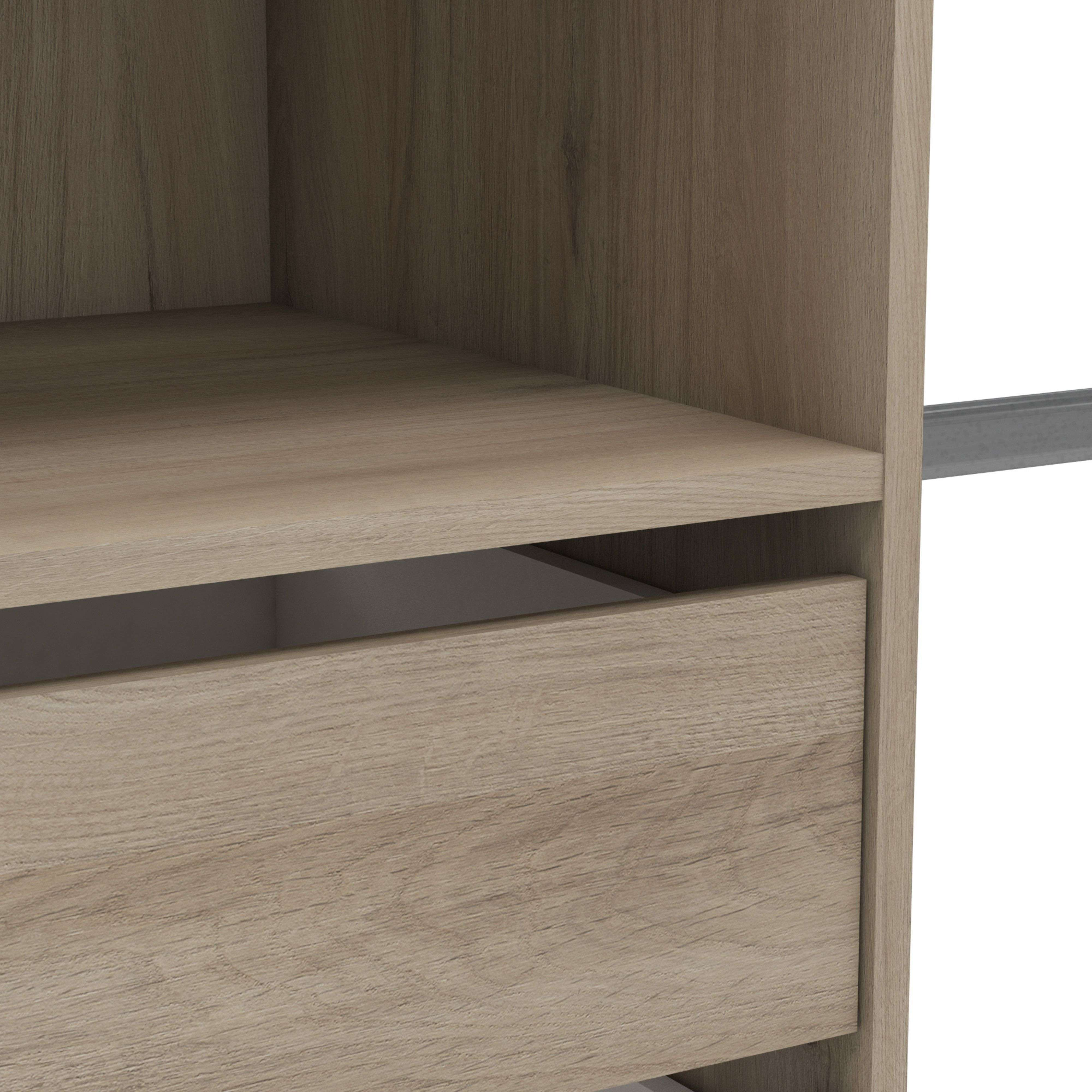 Primer plano de un armario de madera con cajón y estante.