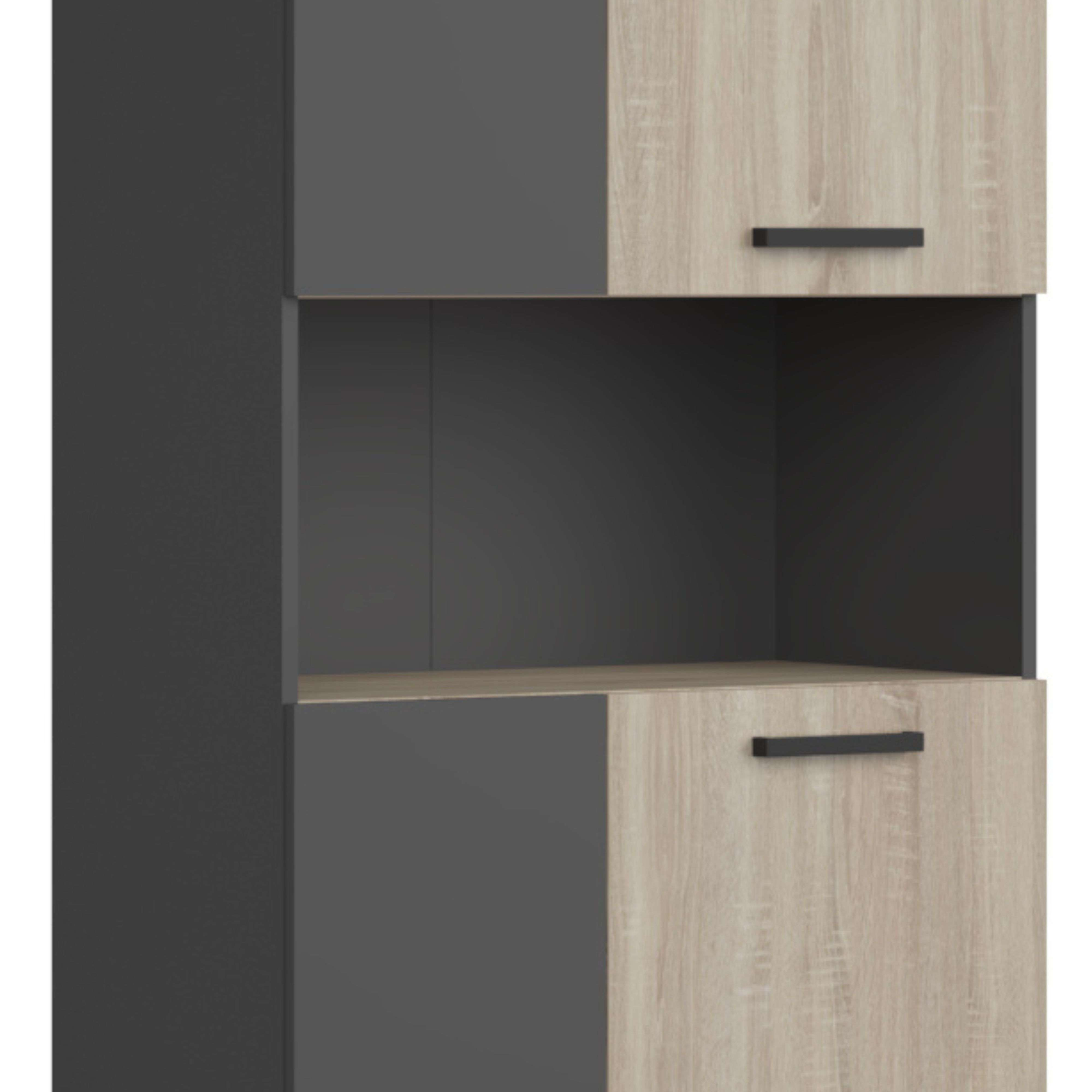 Un mueble moderno con secciones de madera oscura y clara y tiradores negros.