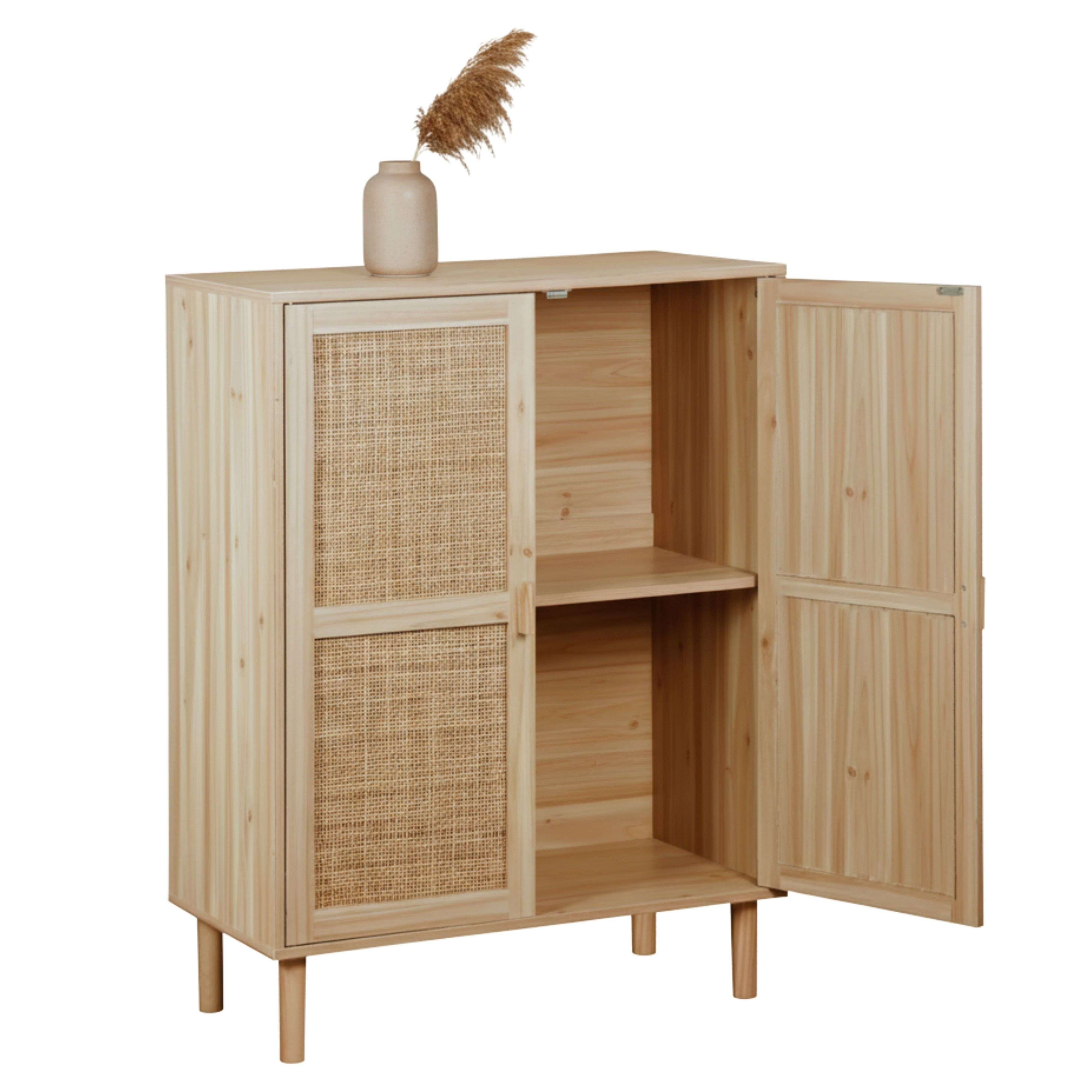 Un mueble de madera clara con frente de ratán y puertas abiertas.