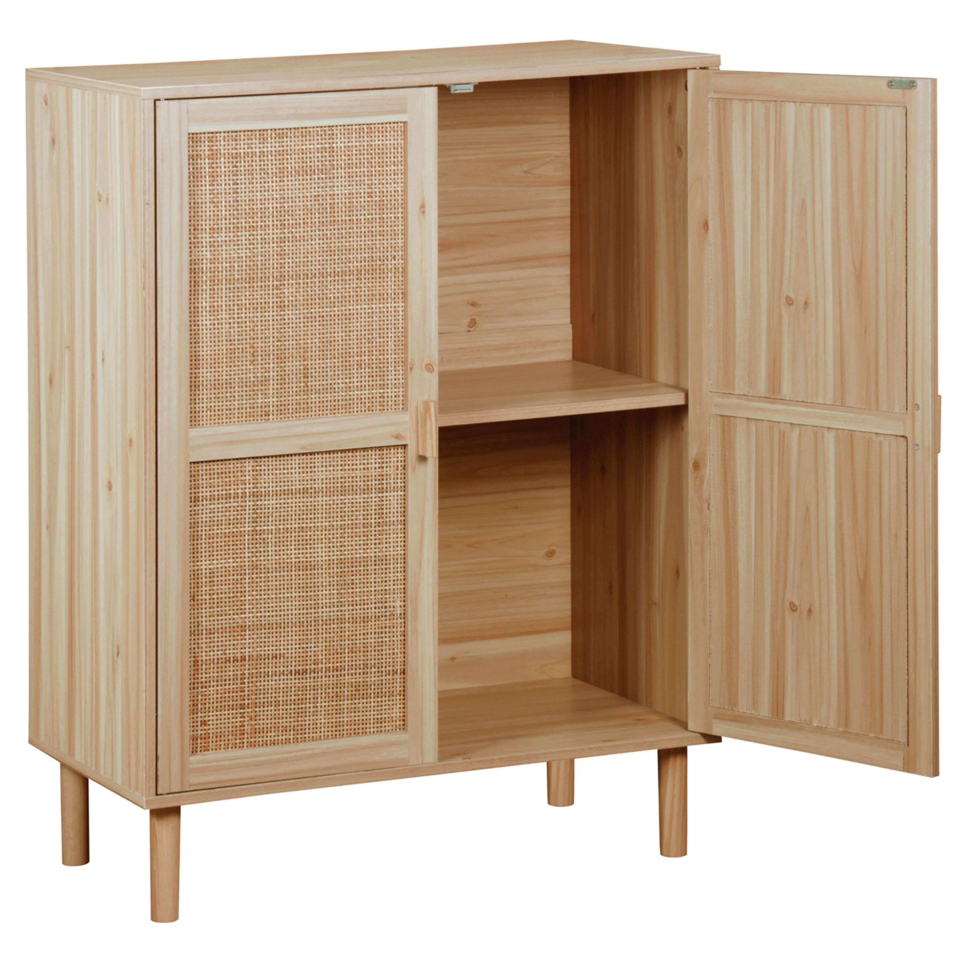 Un mueble de madera clara con puertas de ratán y dos estantes.