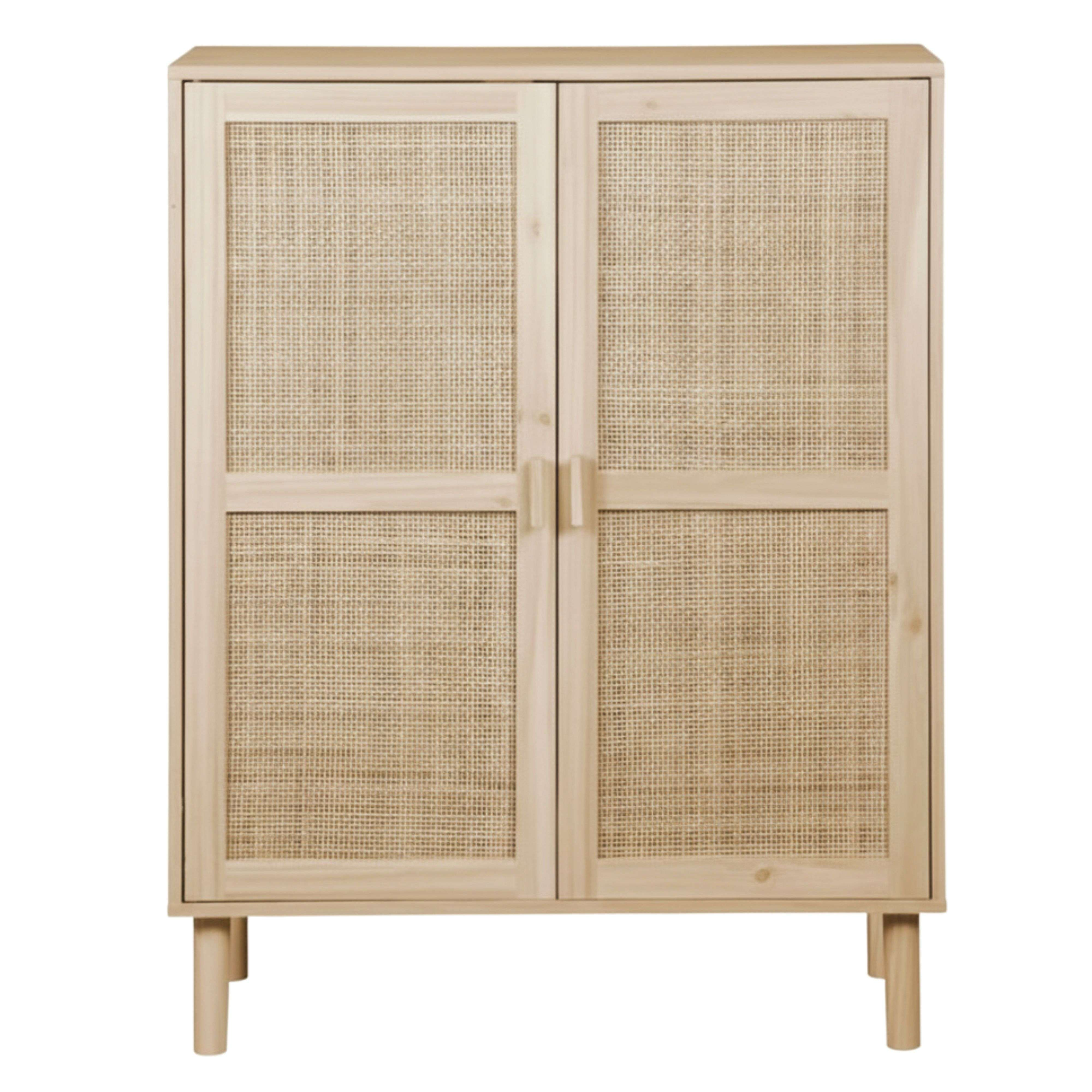 Un mueble de madera marrón claro con puertas de ratán y cuatro patas.