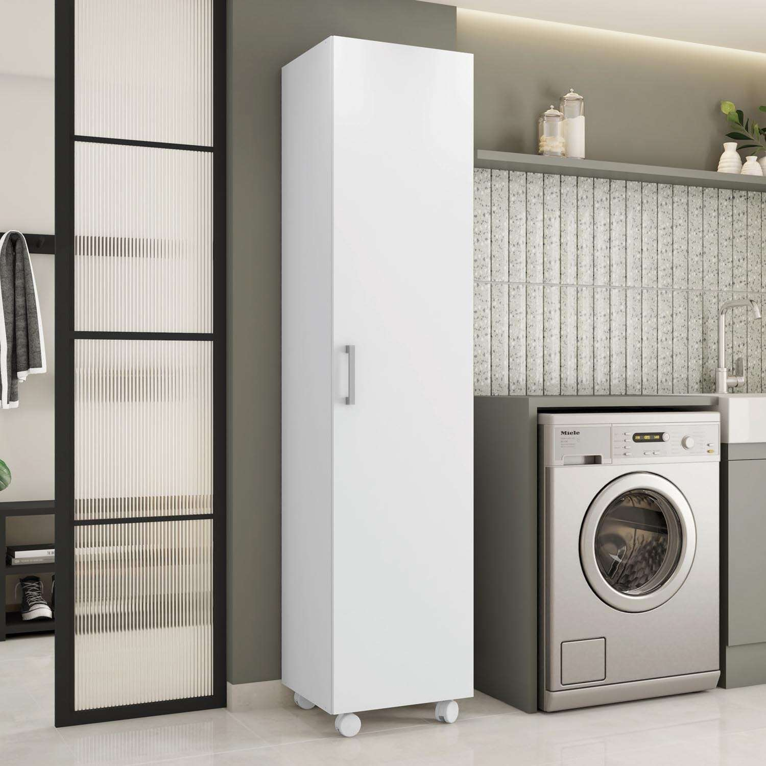Un armario blanco alto junto a una lavadora en un lavadero moderno.