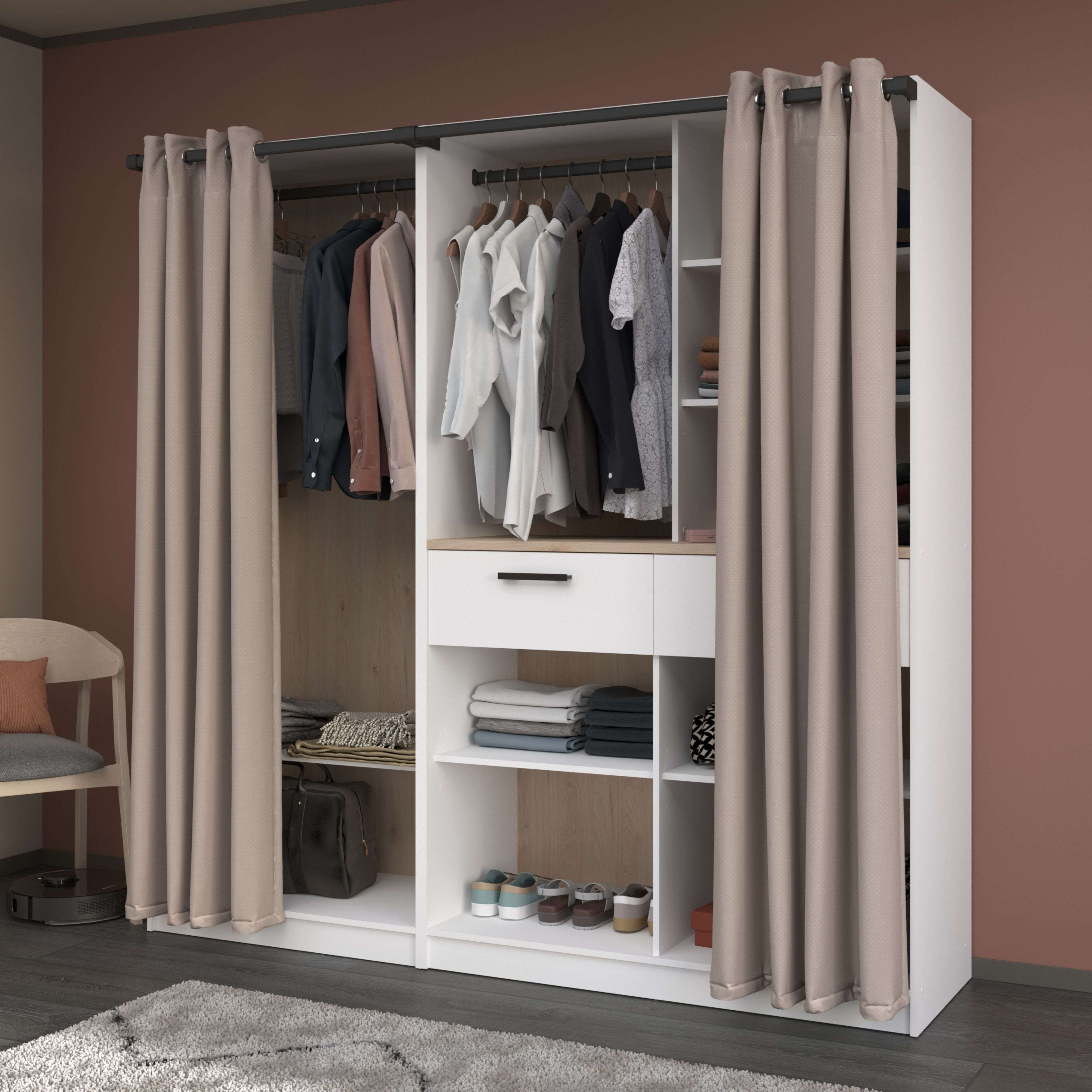 Un armario blanco abierto con ropa y cortinas.