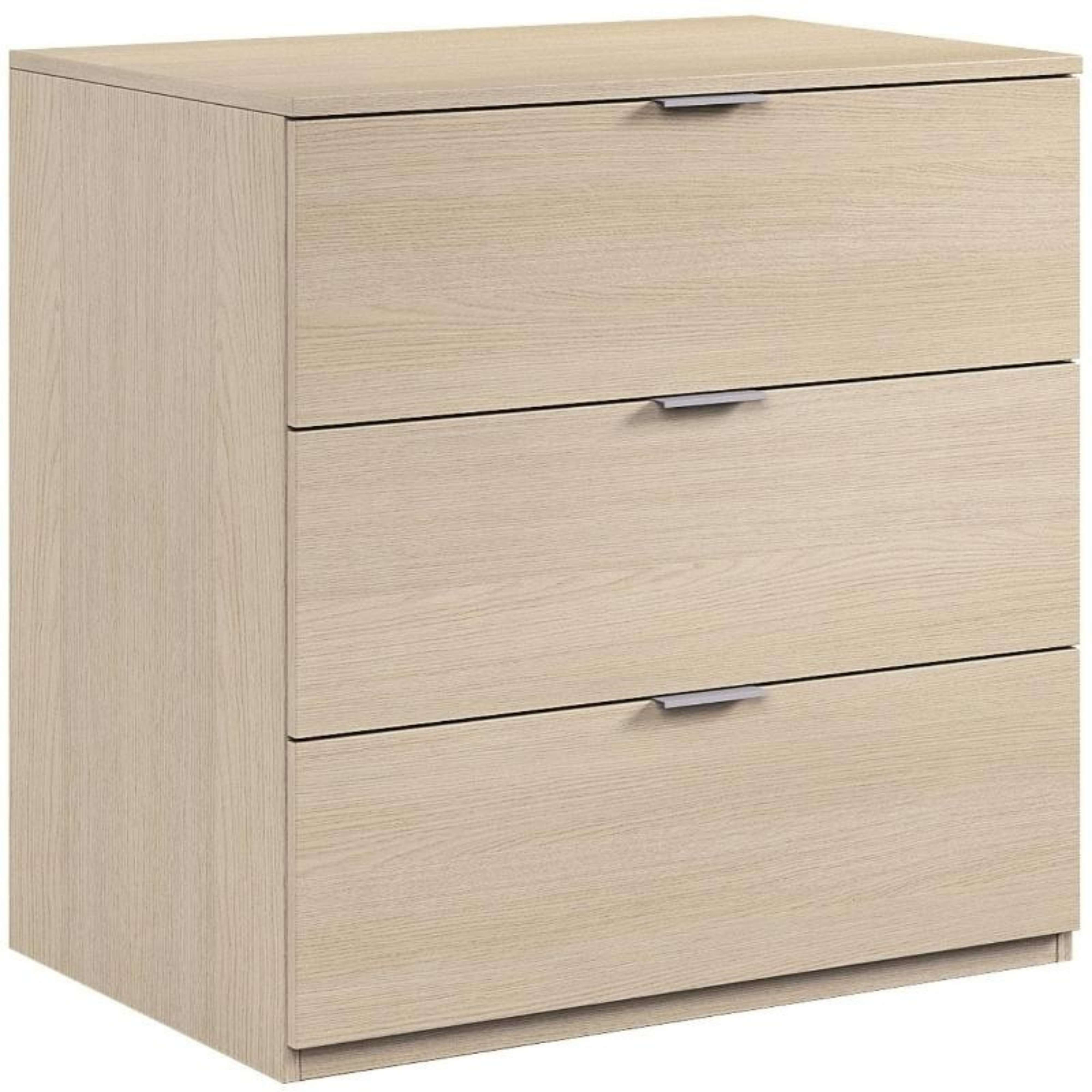 Un armario de madera clara con tres cajones y tiradores plateados.