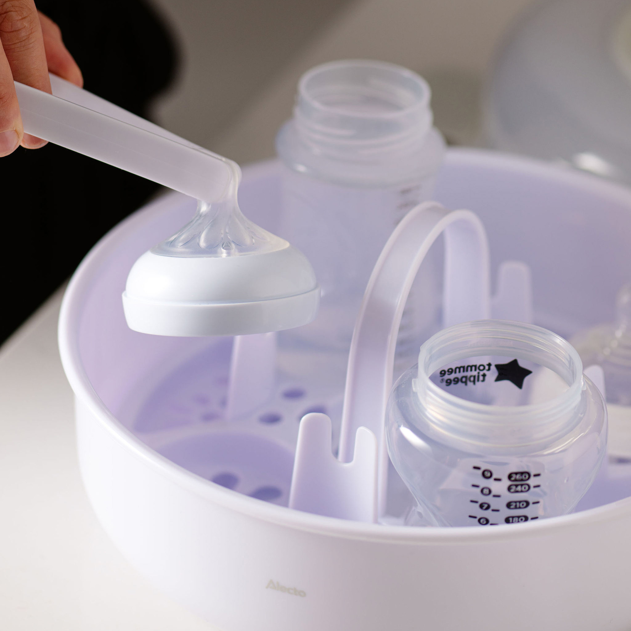 Un chupete colocado en un esterilizador de vapor para biberones.