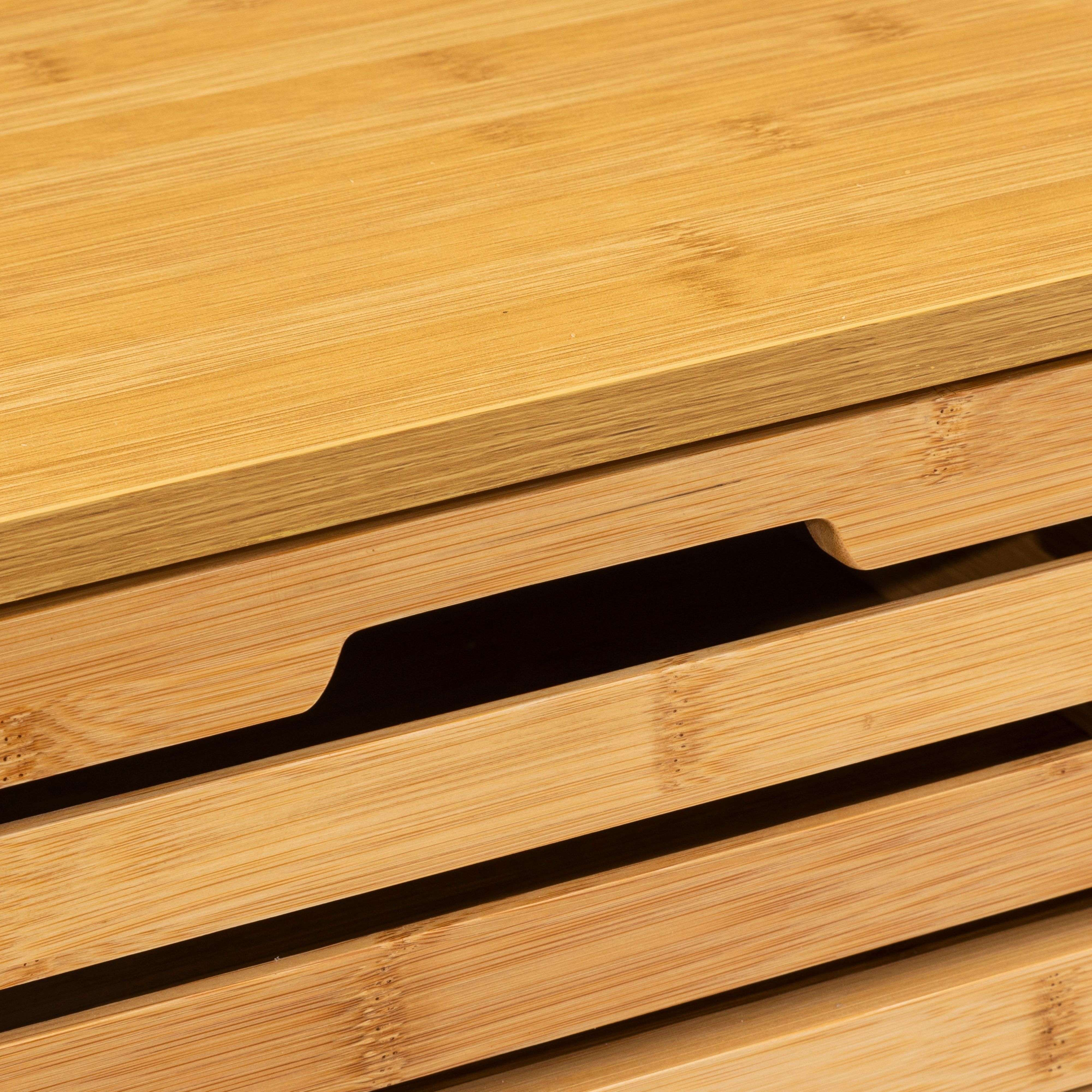 Primer plano de tablillas de madera con líneas horizontales y sombras.