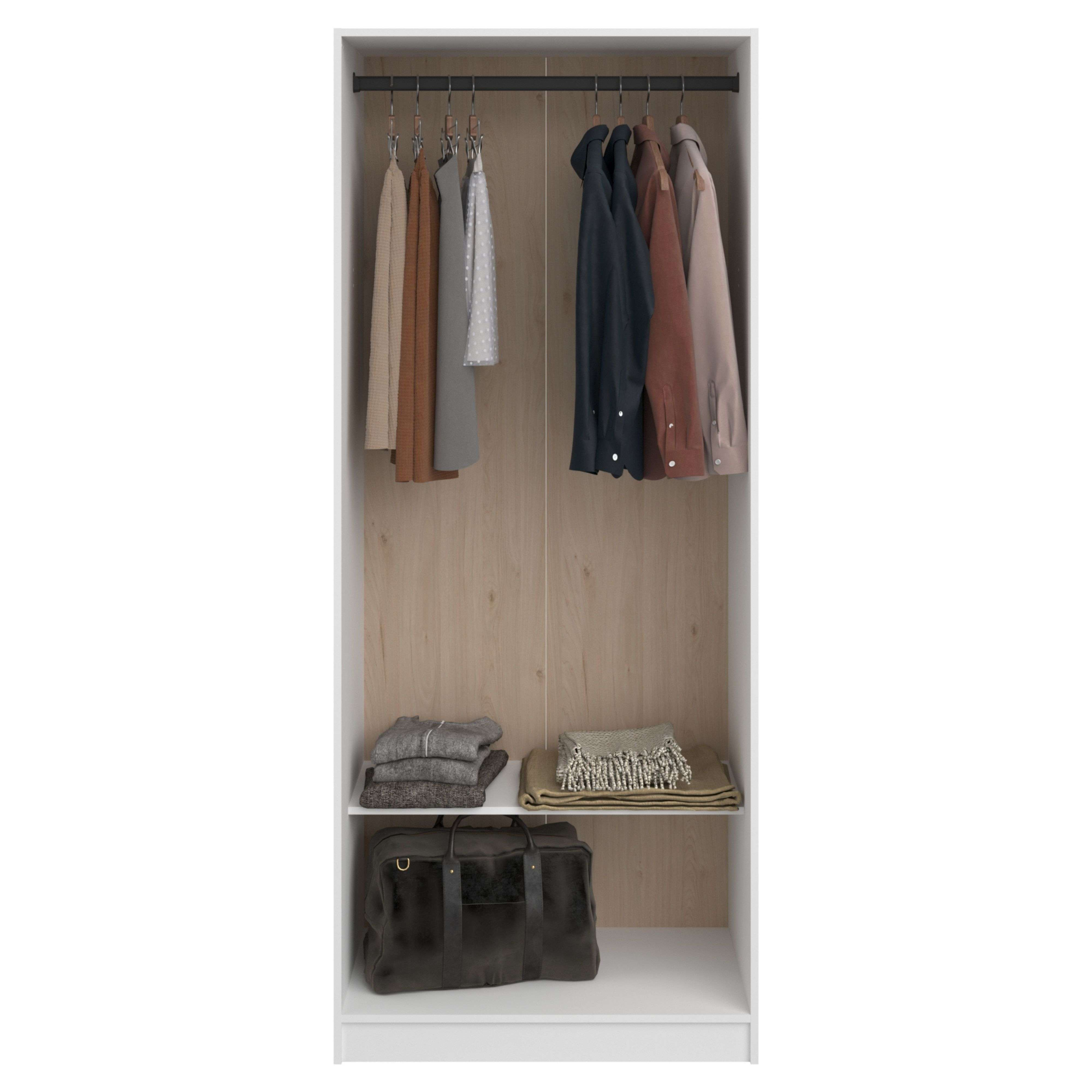 Armario abierto con ropa y bolsos en estantes.