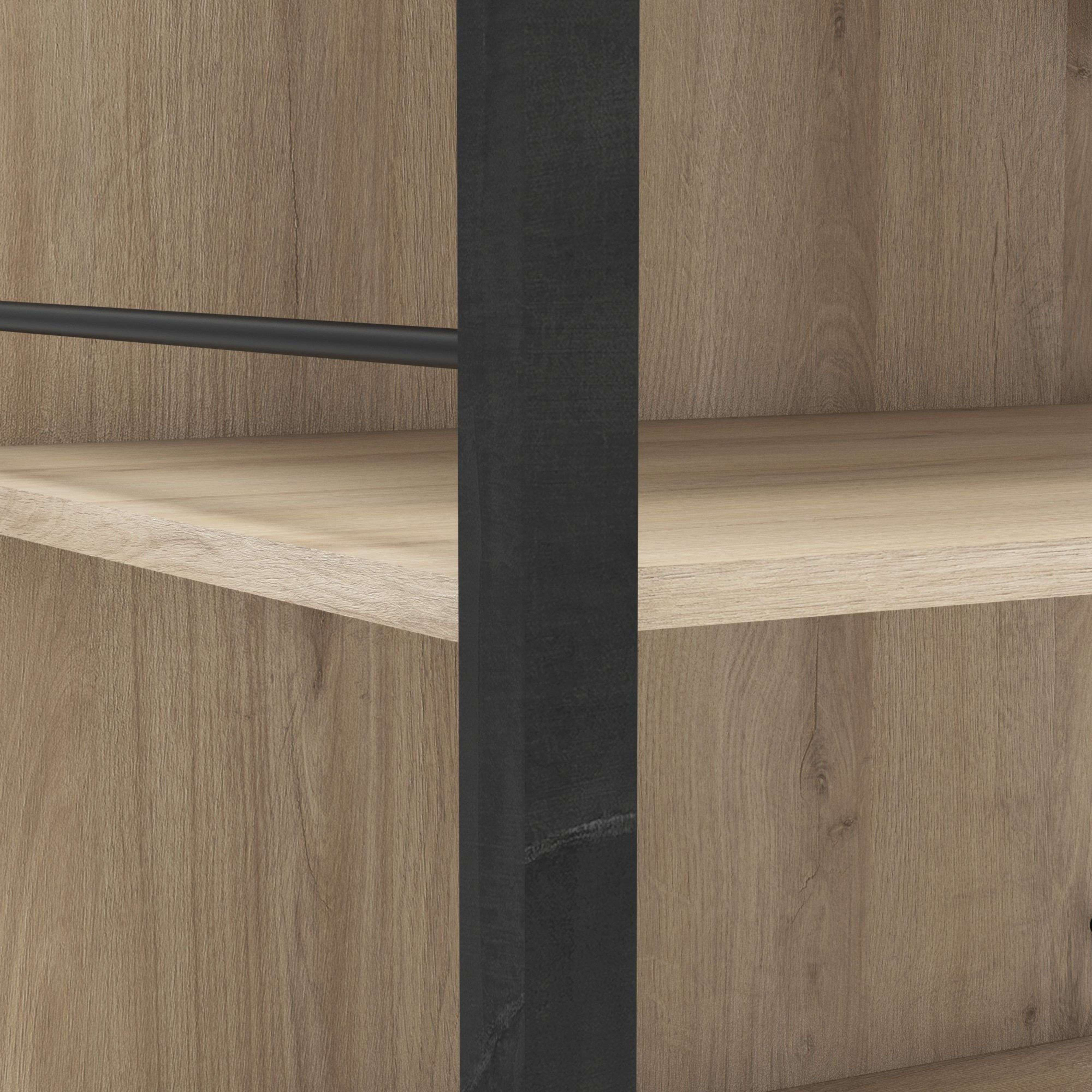 Un estante de aspecto madera con soportes metálicos negros.