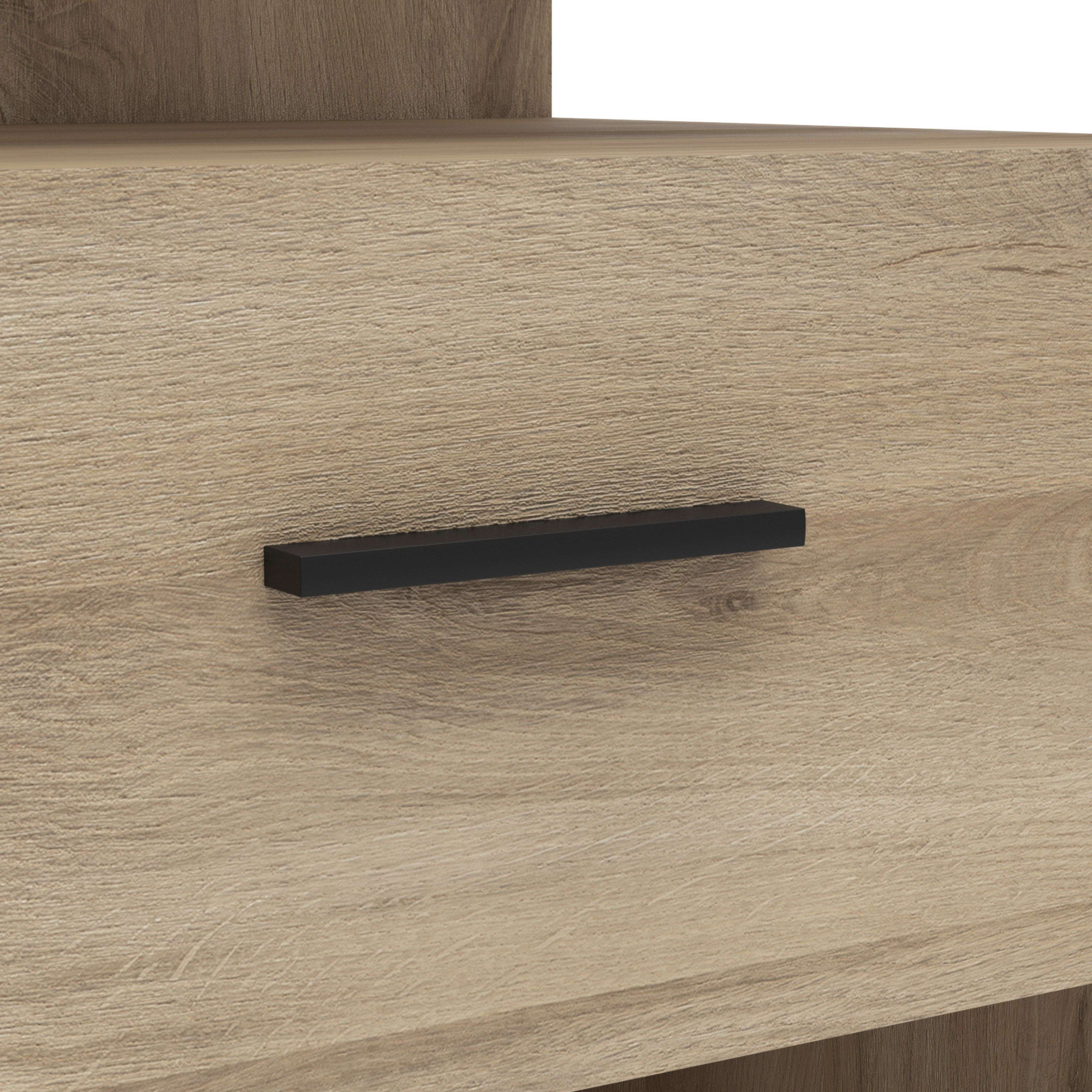Un cajón de madera con un tirador negro.