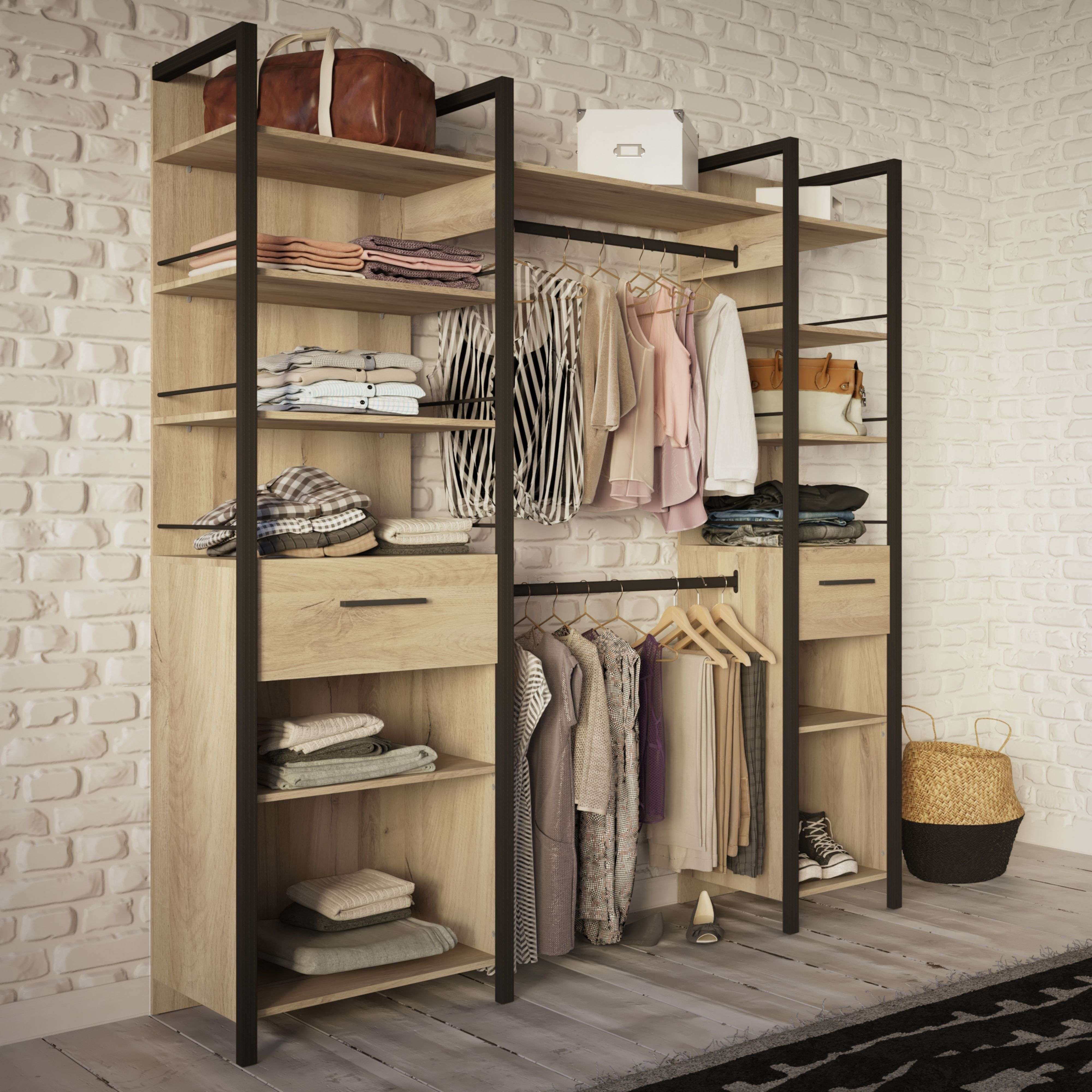 Estantería abierta con ropa, bolsos y decoración contra una pared de ladrillos.