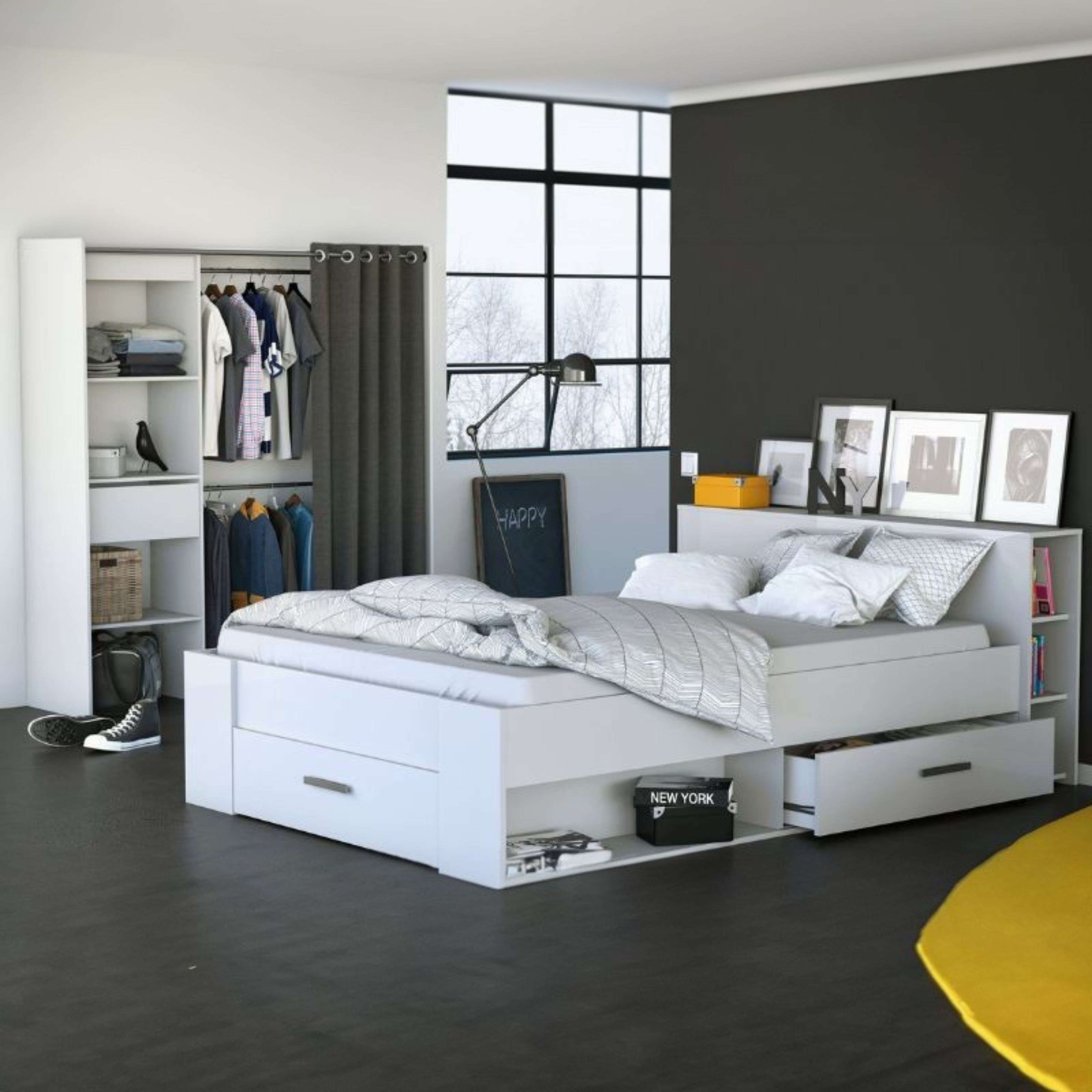 Dormitorio moderno con cama blanca, armario y ventana grande.