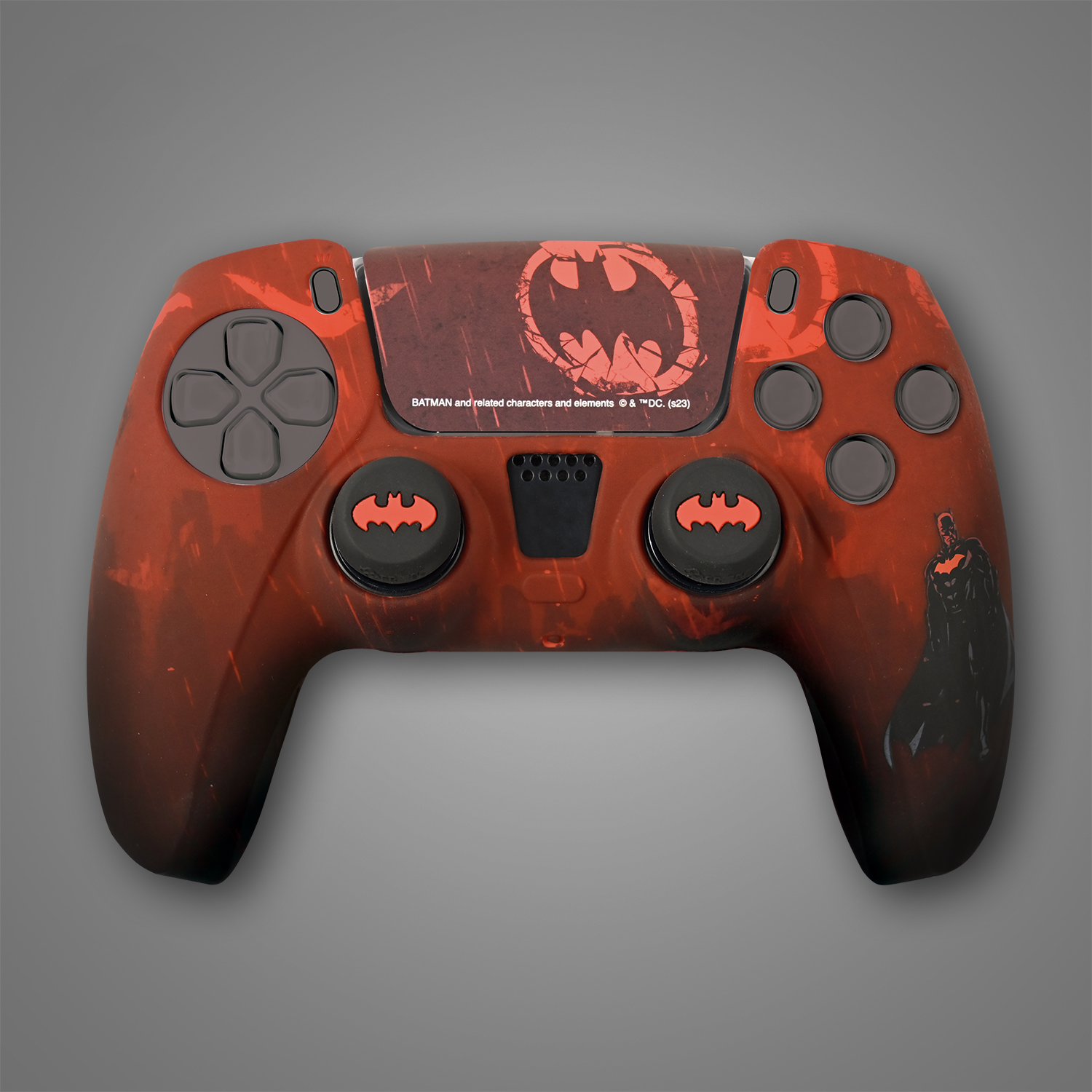 Un controller rosso con motivi di Batman, inclusi simboli di pipistrello.