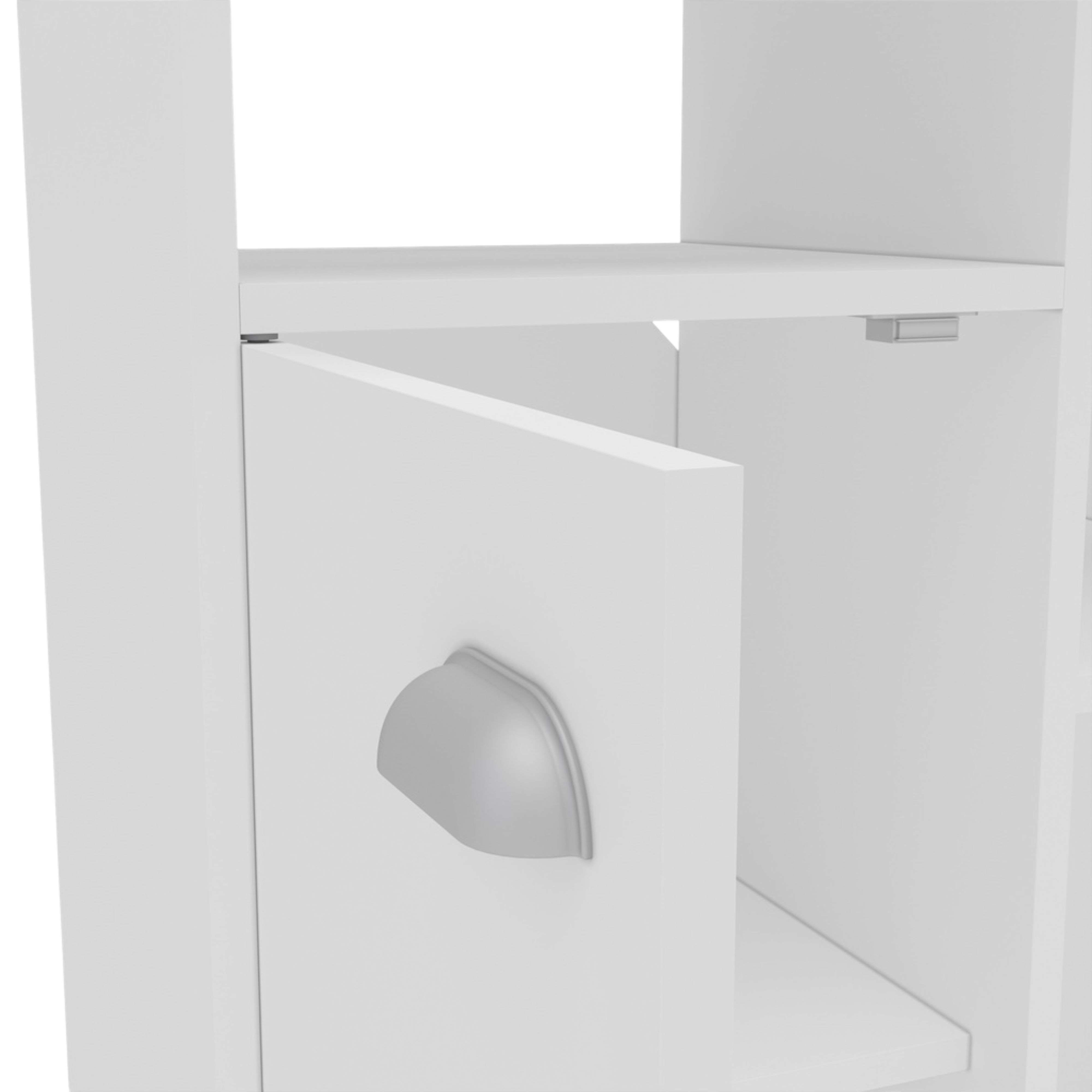 Un armario blanco con una puerta entreabierta y un tirador plateado.