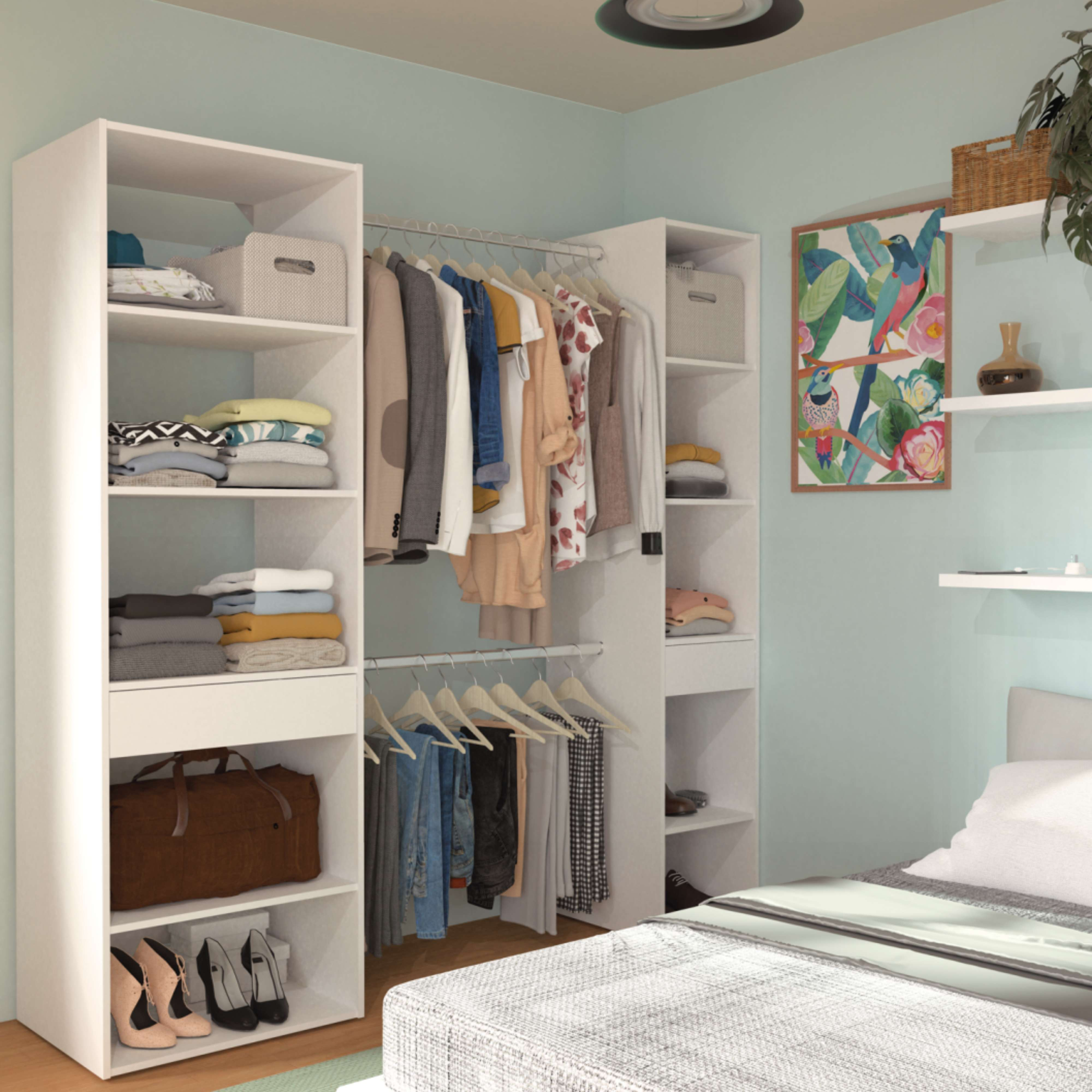 Un vestidor con ropa, zapatos, bolsos y decoración.
