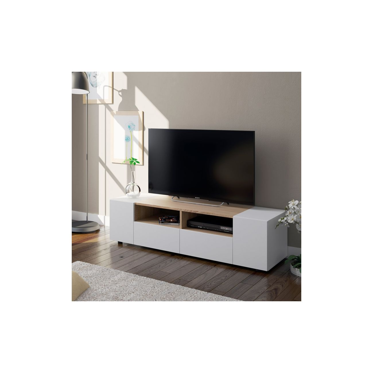 Un mueble de TV moderno con cuerpo blanco, tapa de madera, televisor y decoración.