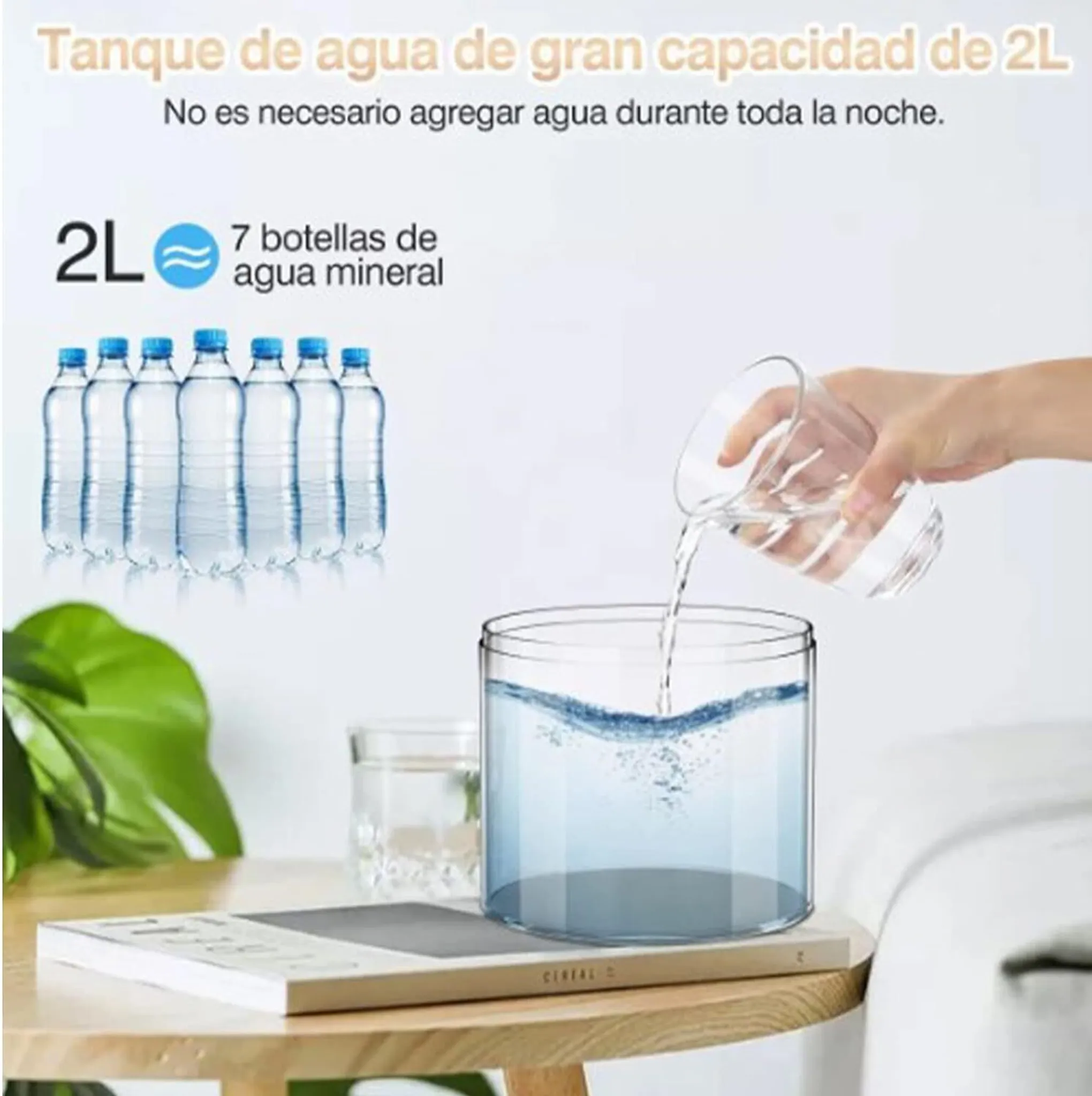 Eine Hand gießt Wasser aus einem Glas in einen großen Tank. Daneben stehen sieben Wasserflaschen.