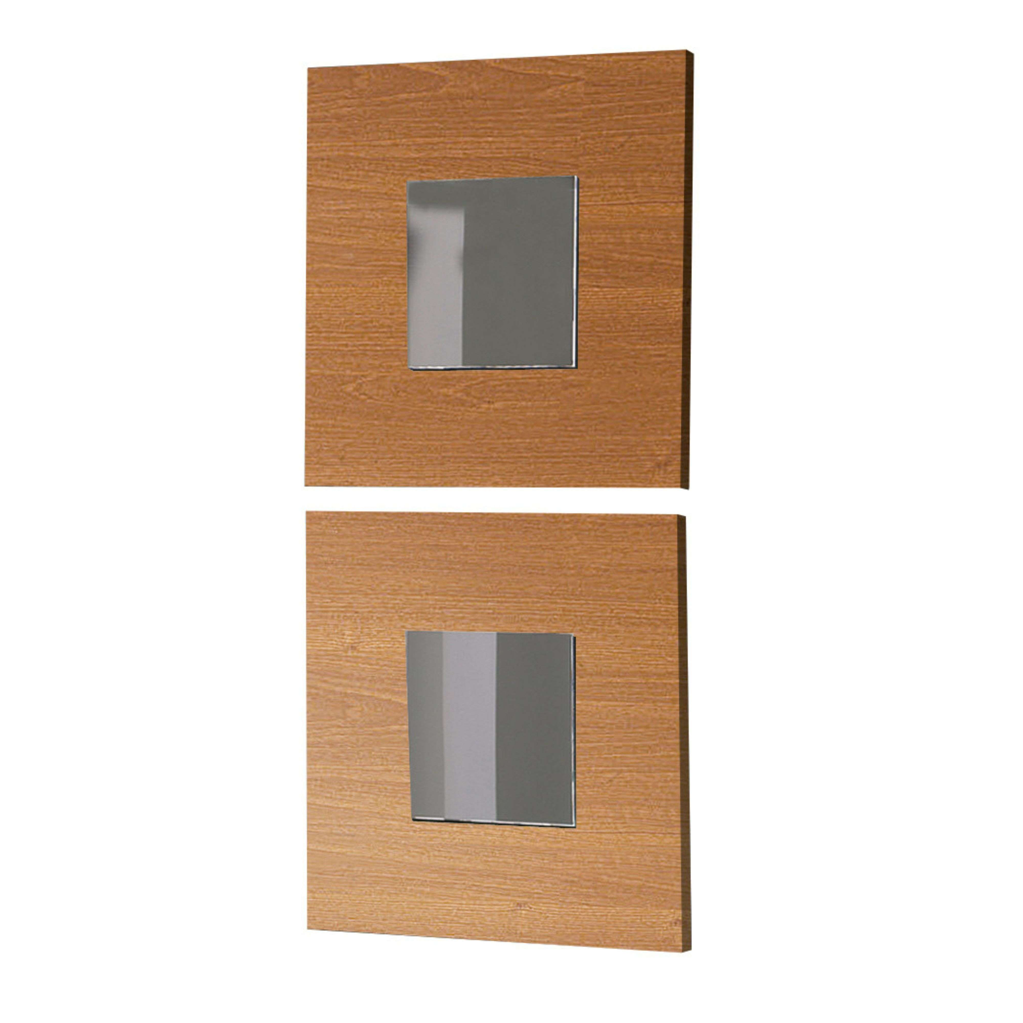 Dos paneles de madera con cuadrados plateados, apilados verticalmente.