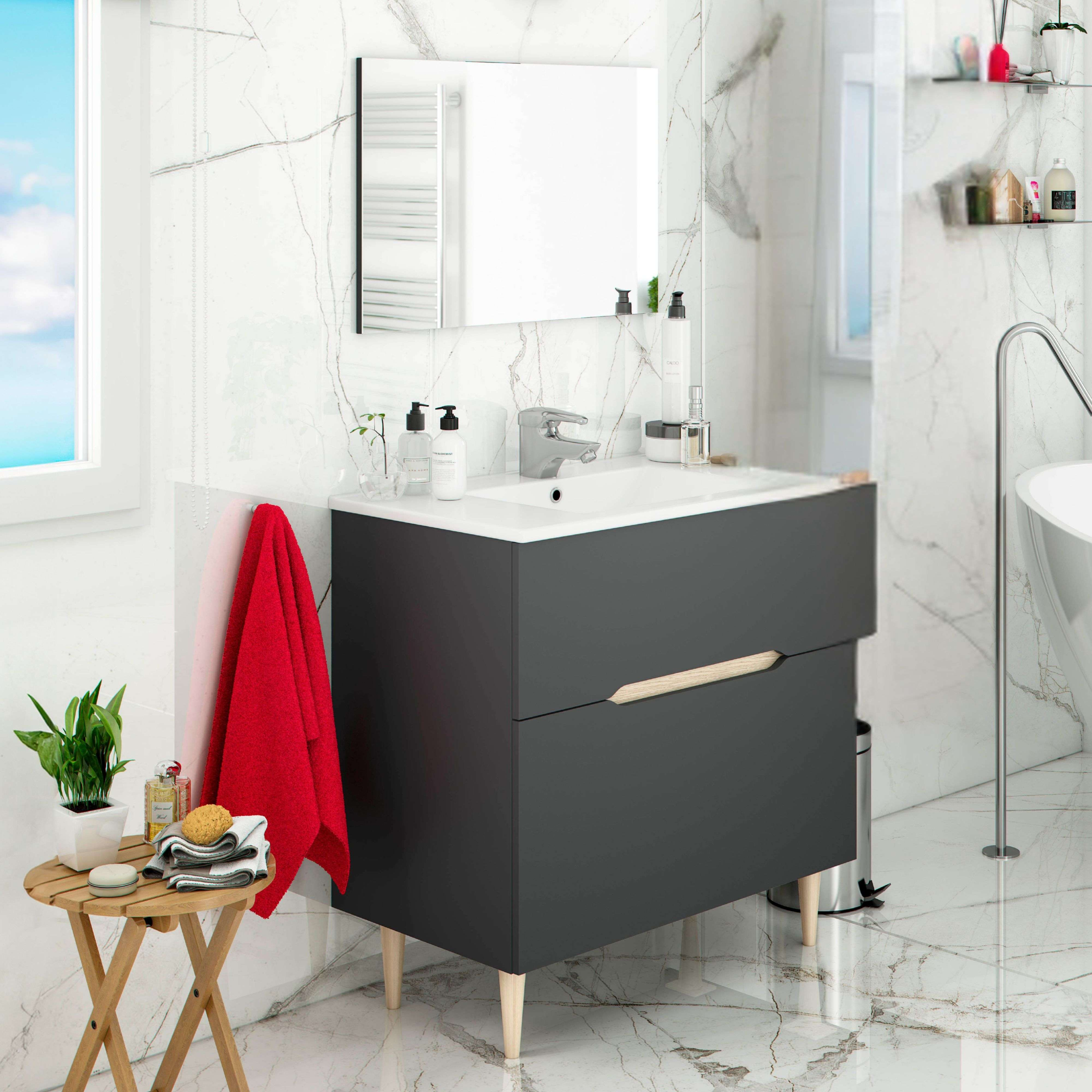 Baño moderno con tocador oscuro, espejo, bañera y suelo de mármol.
