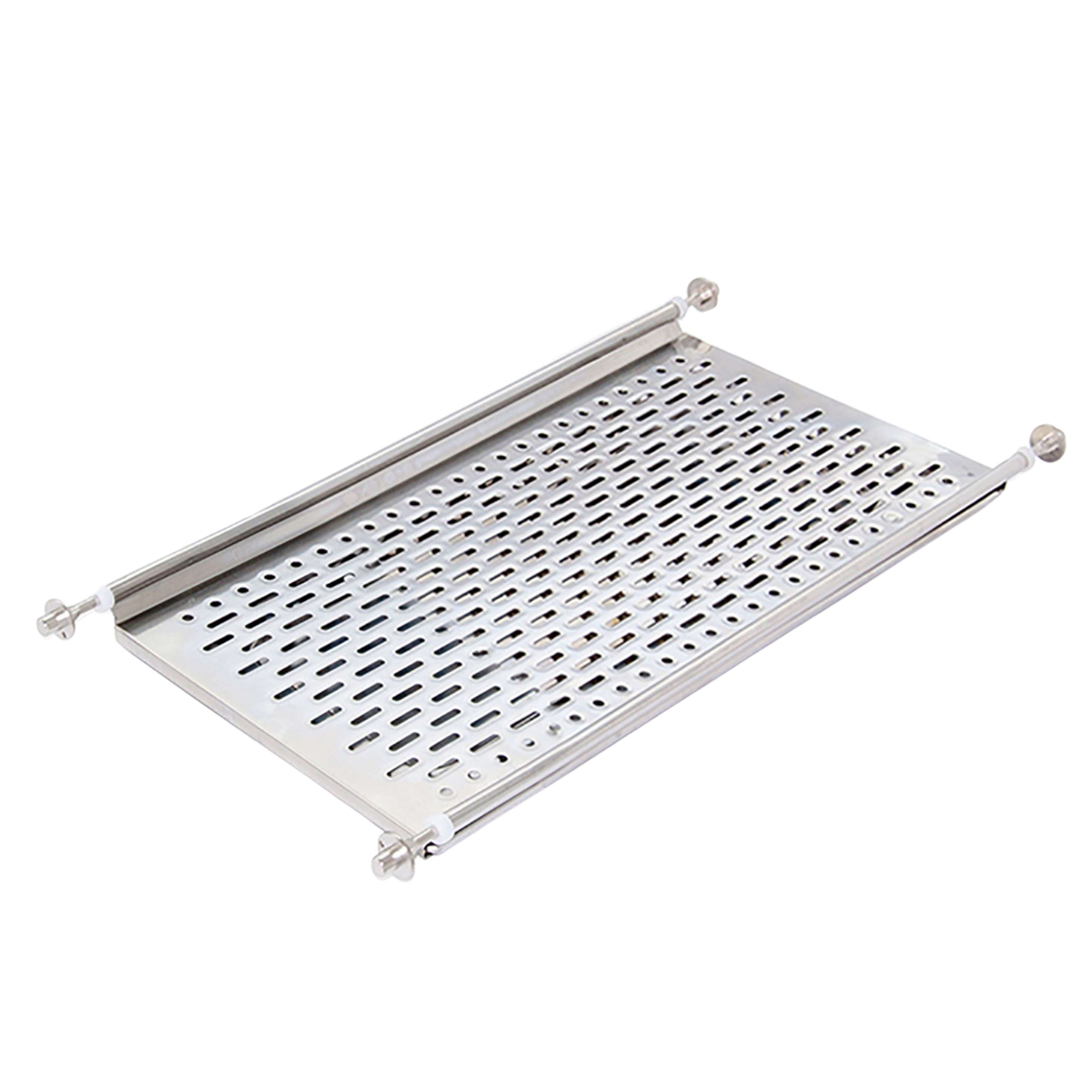 Una rejilla rectangular de metal con muchas ranuras y dos barras plateadas.