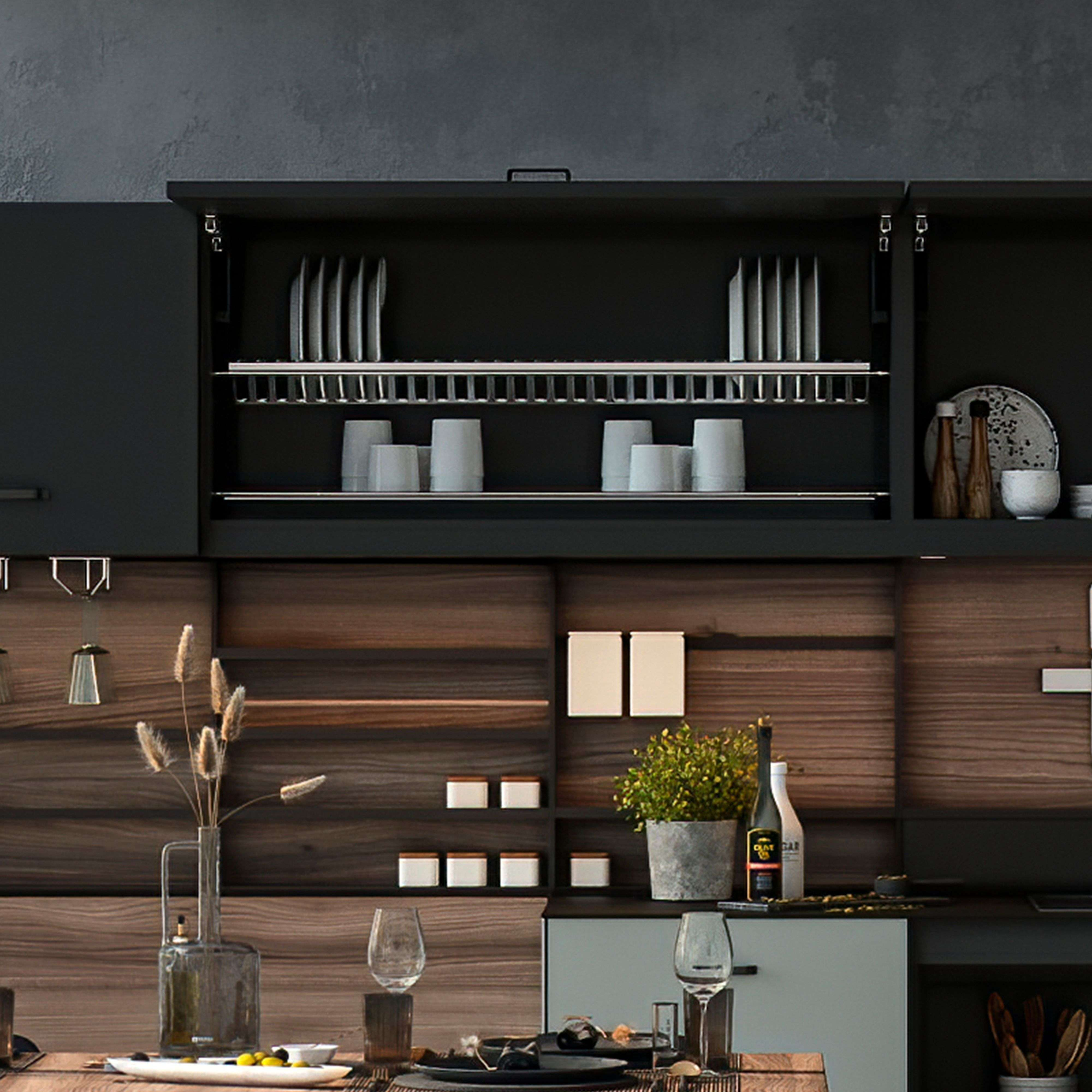 Cocina moderna con detalles de madera, vajilla y una botella de aceite de oliva.