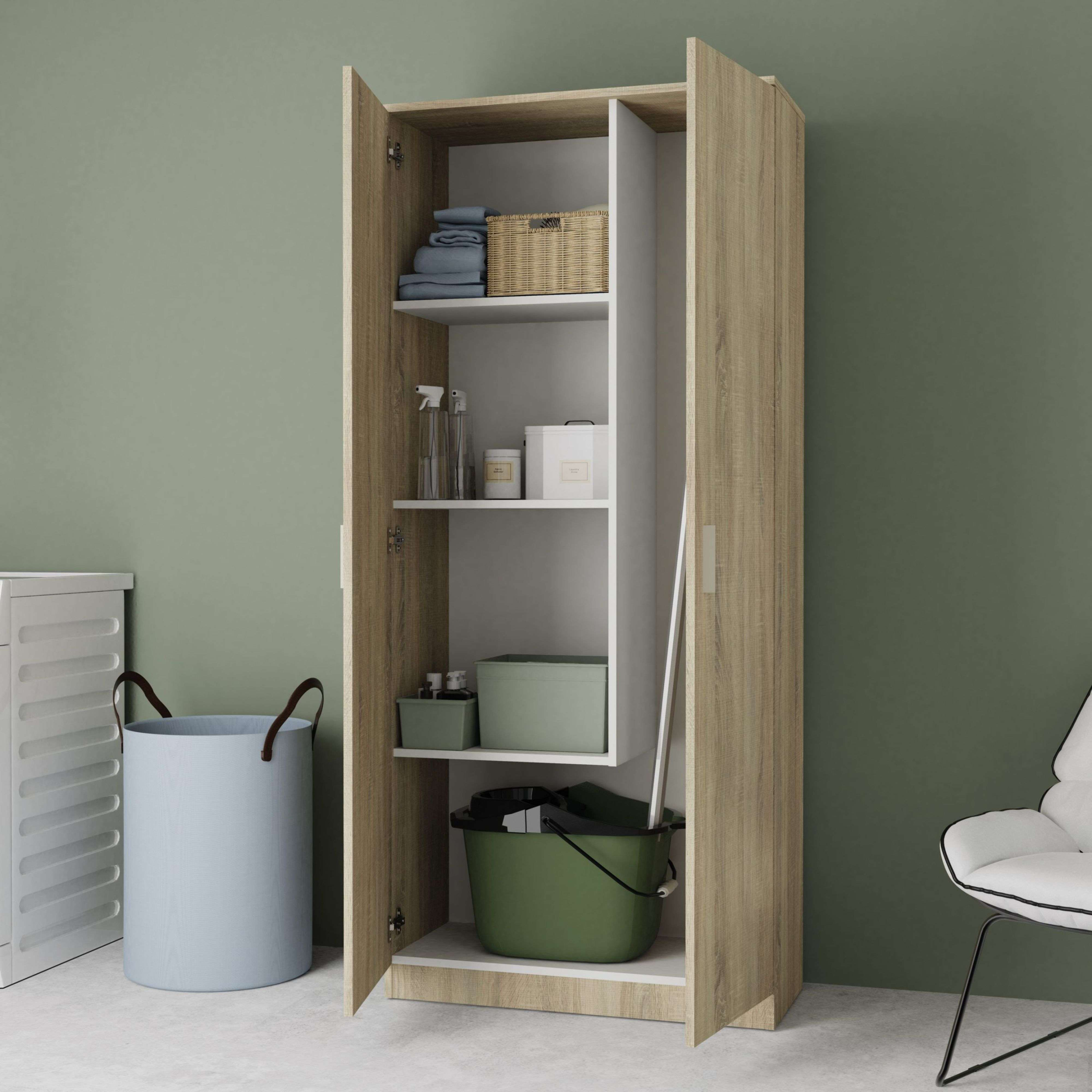 Armario de madera abierto con productos de limpieza, cesta y cubo.