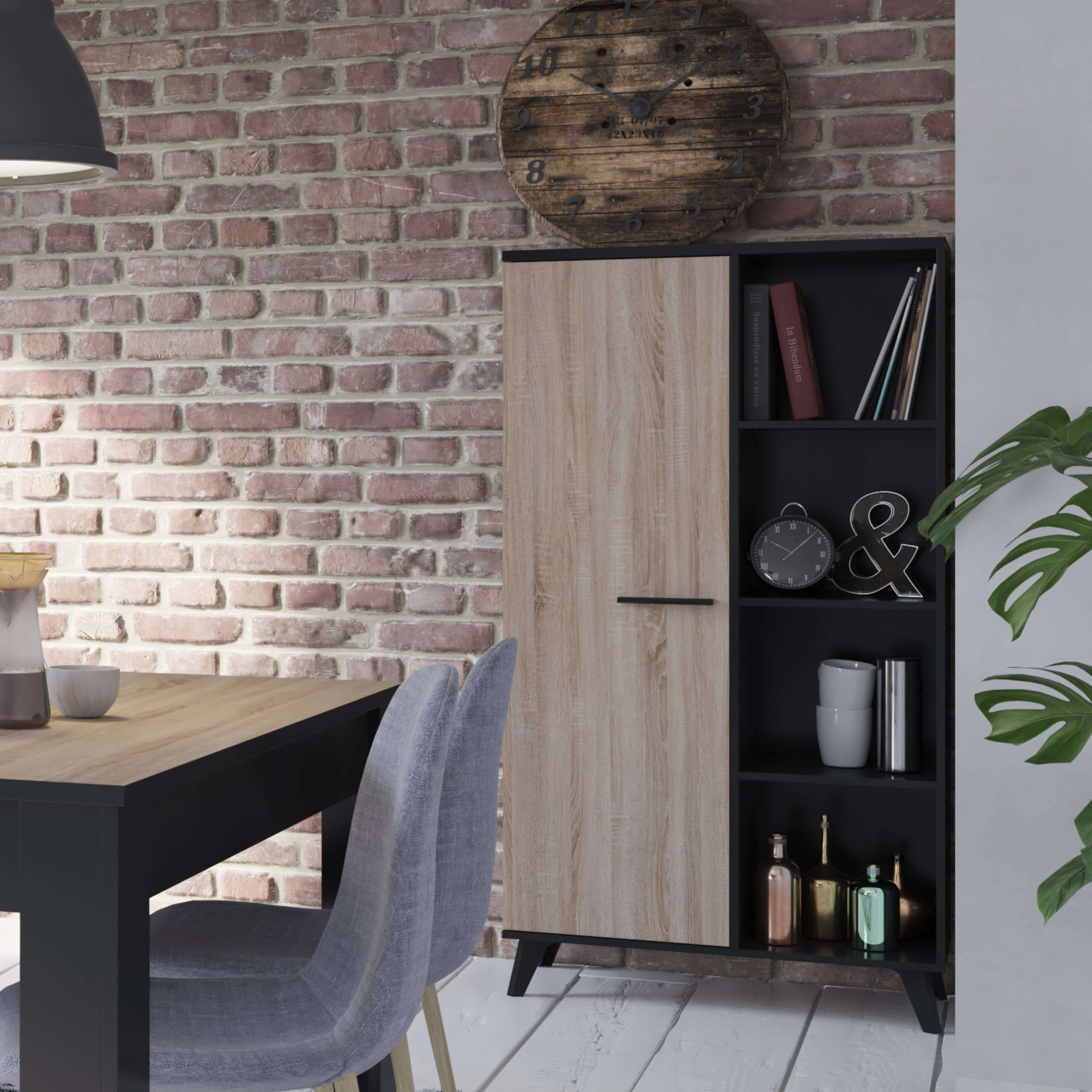 Estante de madera y negro con libros, relojes y decoración. Mesa de comedor con sillas.
