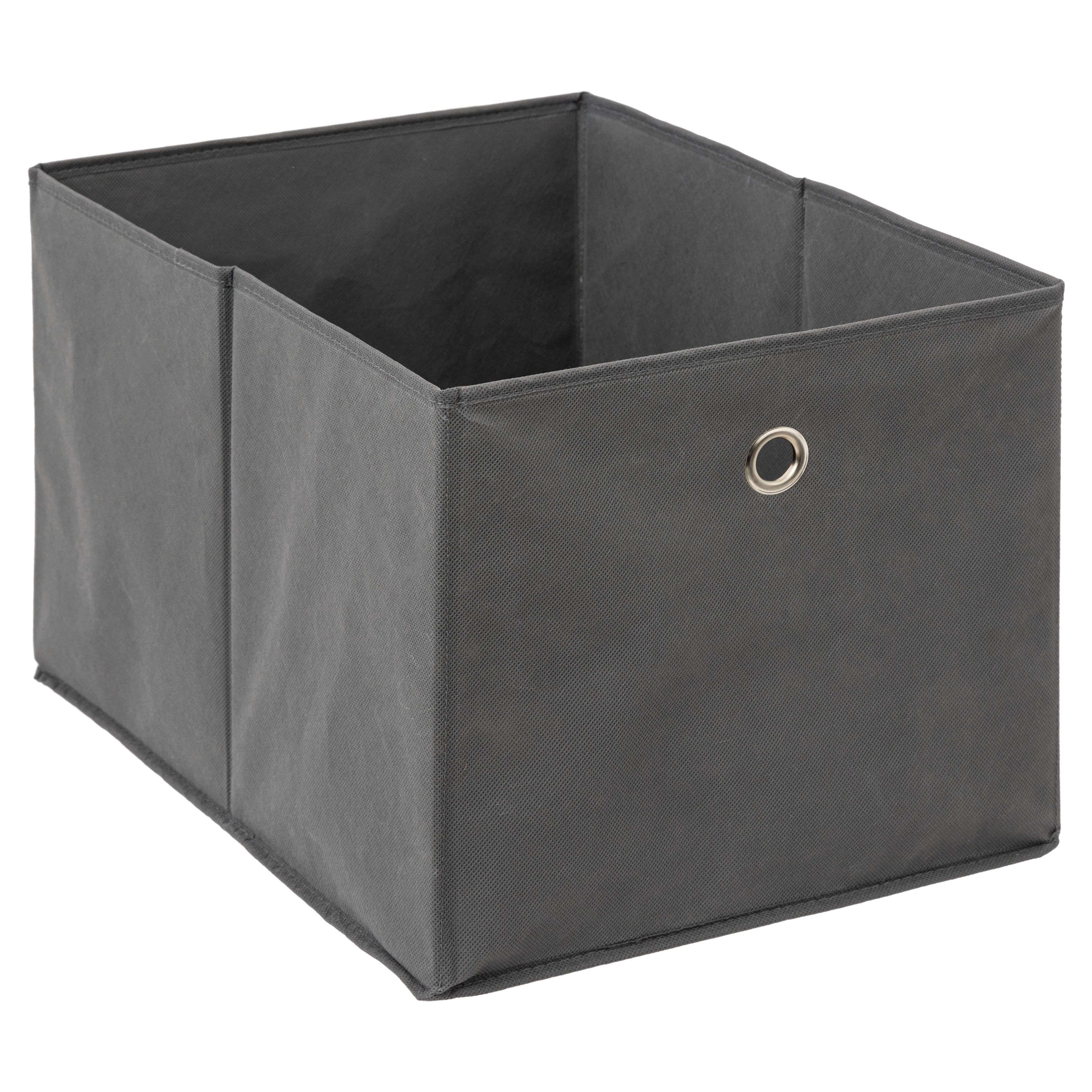 Cubo de tela gris con ojal metálico al frente, aislado sobre fondo blanco.