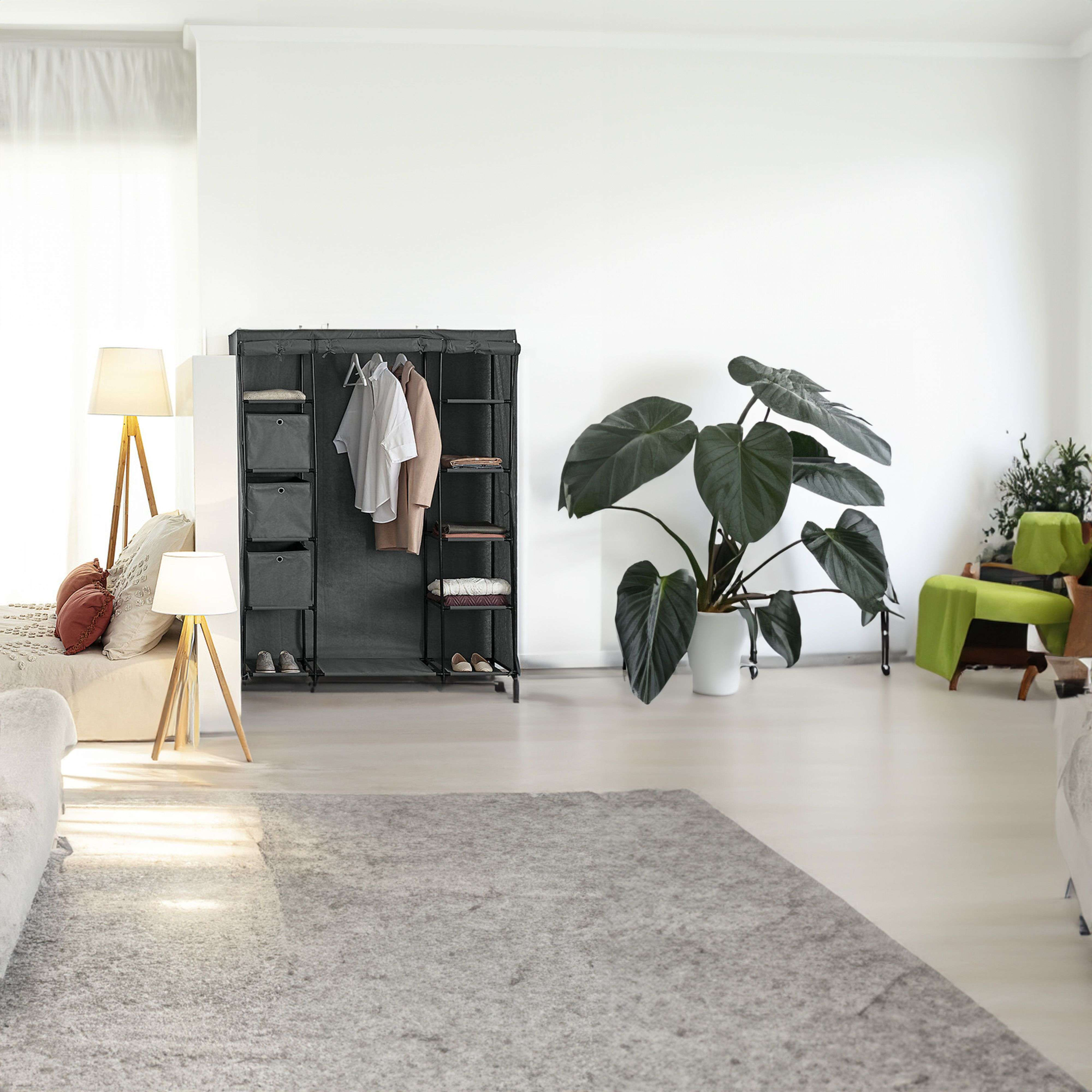 Un armario con ropa, plantas y muebles en una habitación luminosa.