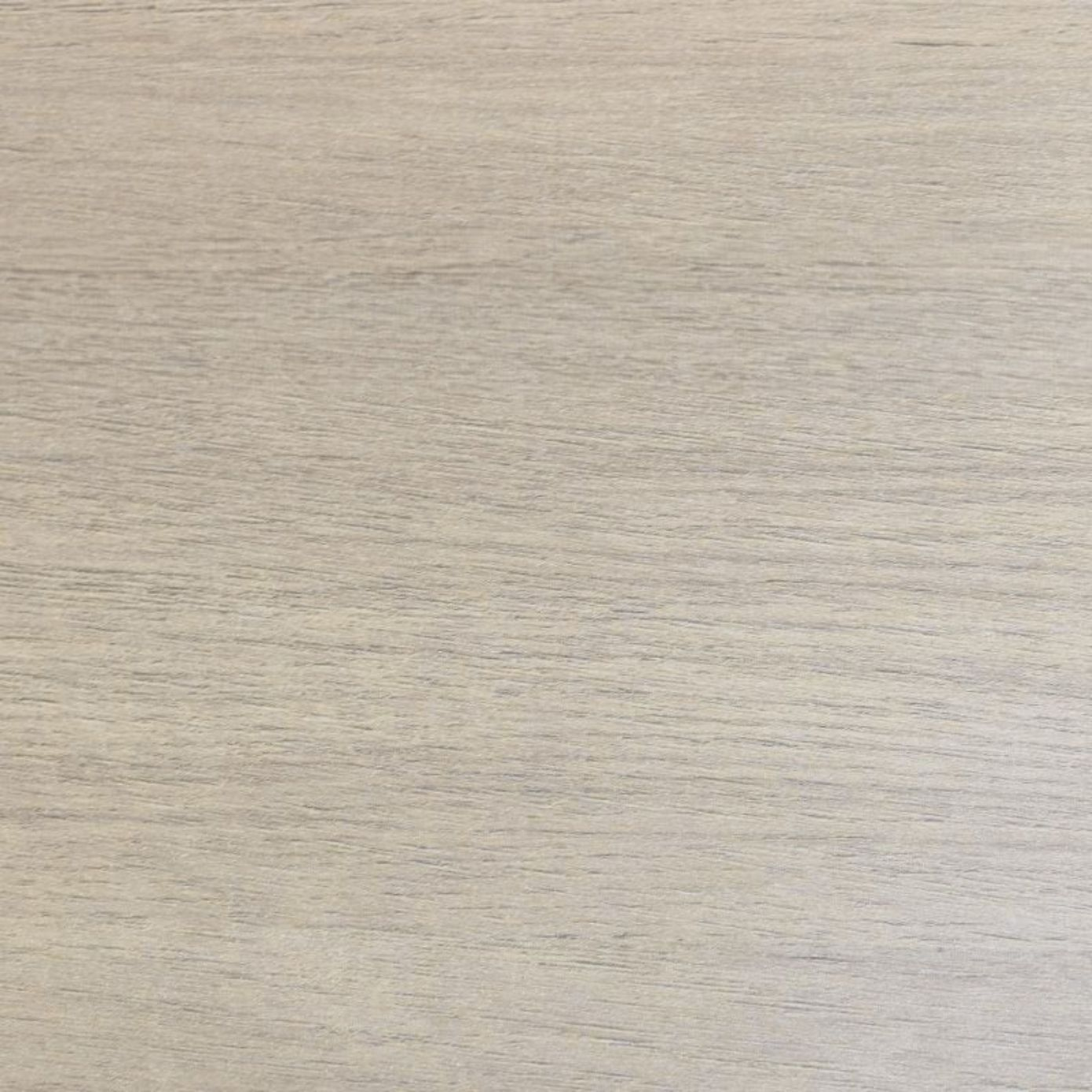 Un primer plano de veta de madera clara con finas líneas grises.