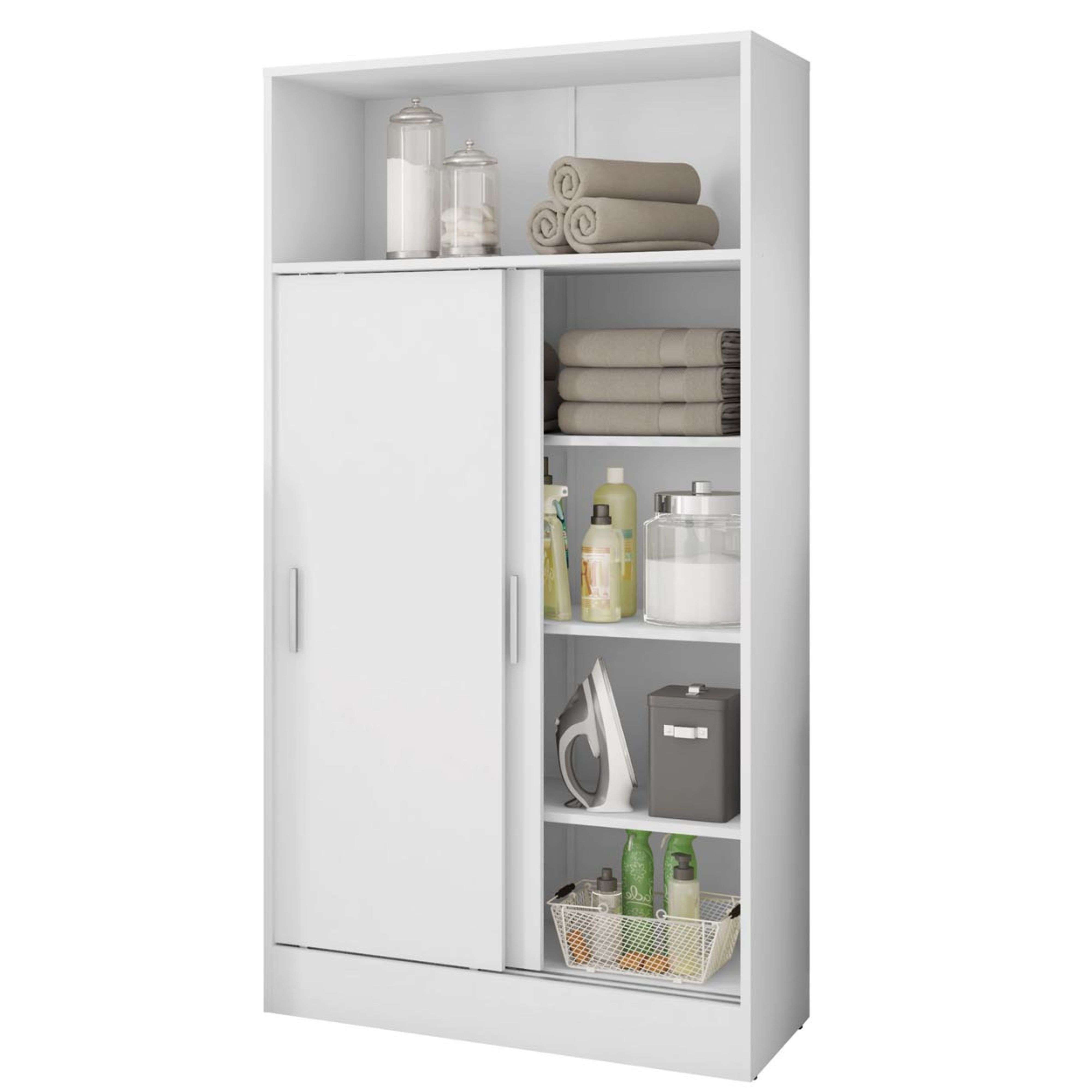 Un armario blanco con dos puertas, lleno de toallas, frascos y artículos de limpieza.