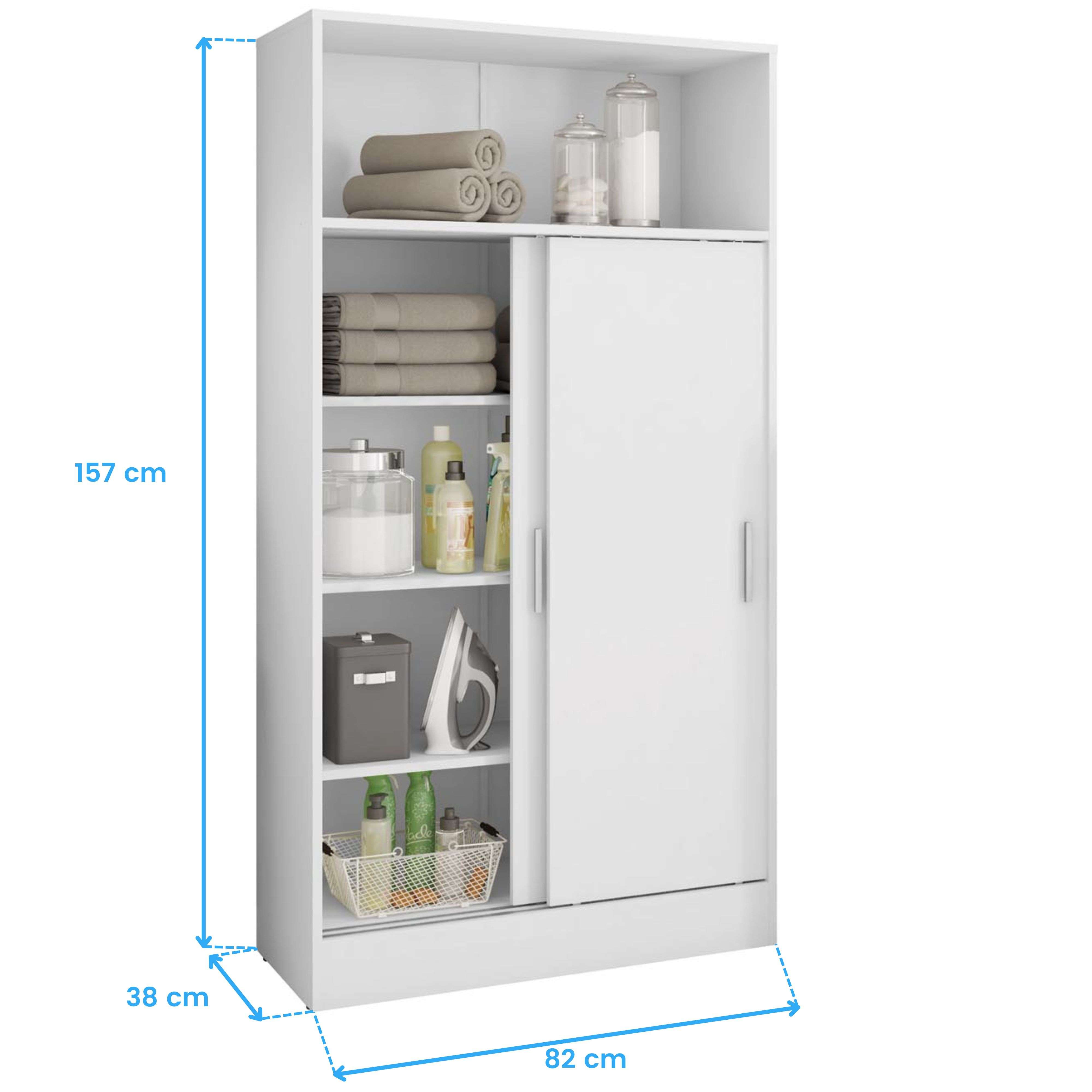 Un armario blanco con estantes abiertos y una puerta. Contiene toallas, frascos y artículos de limpieza.