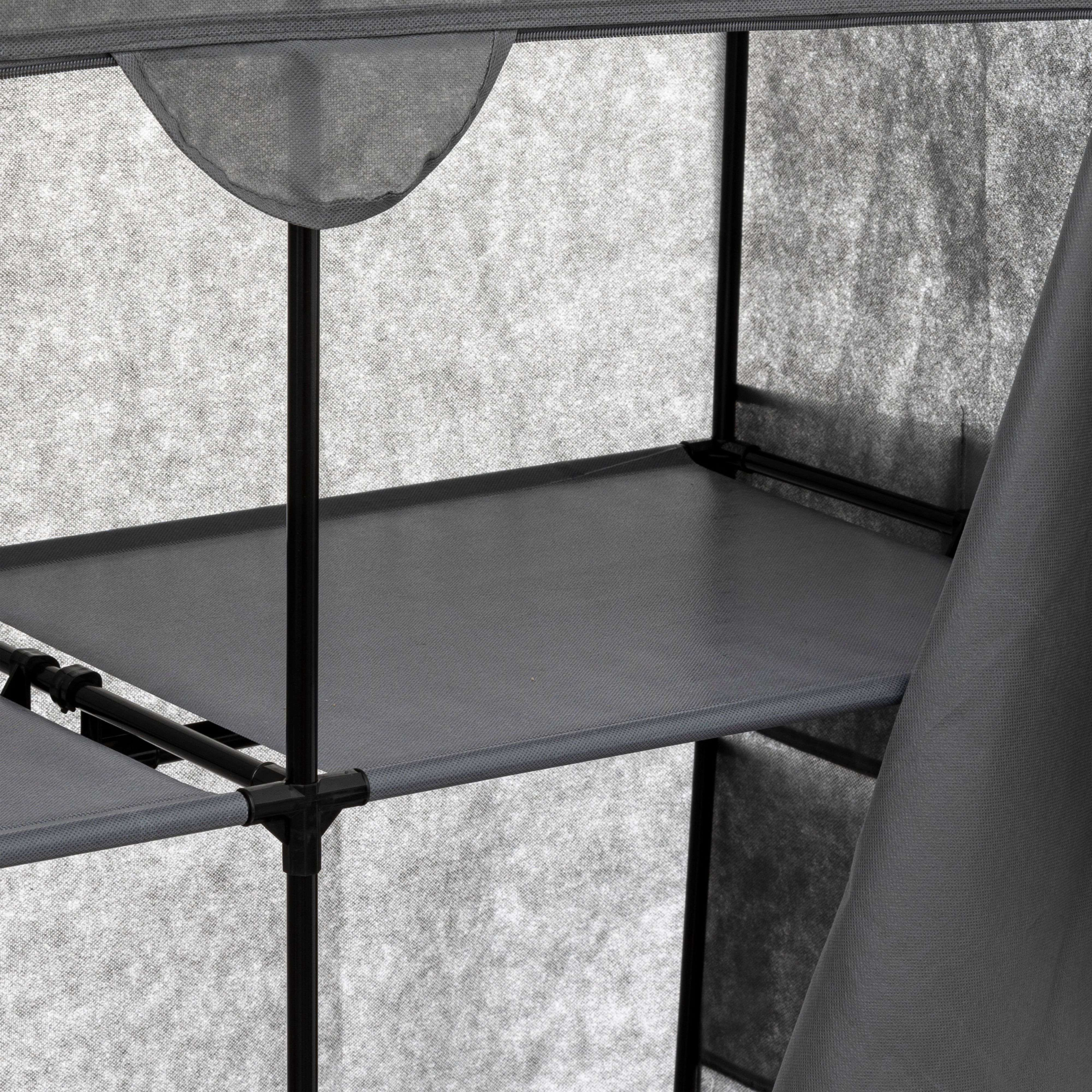 Estantería de tela gris con postes de metal negro y varios estantes.