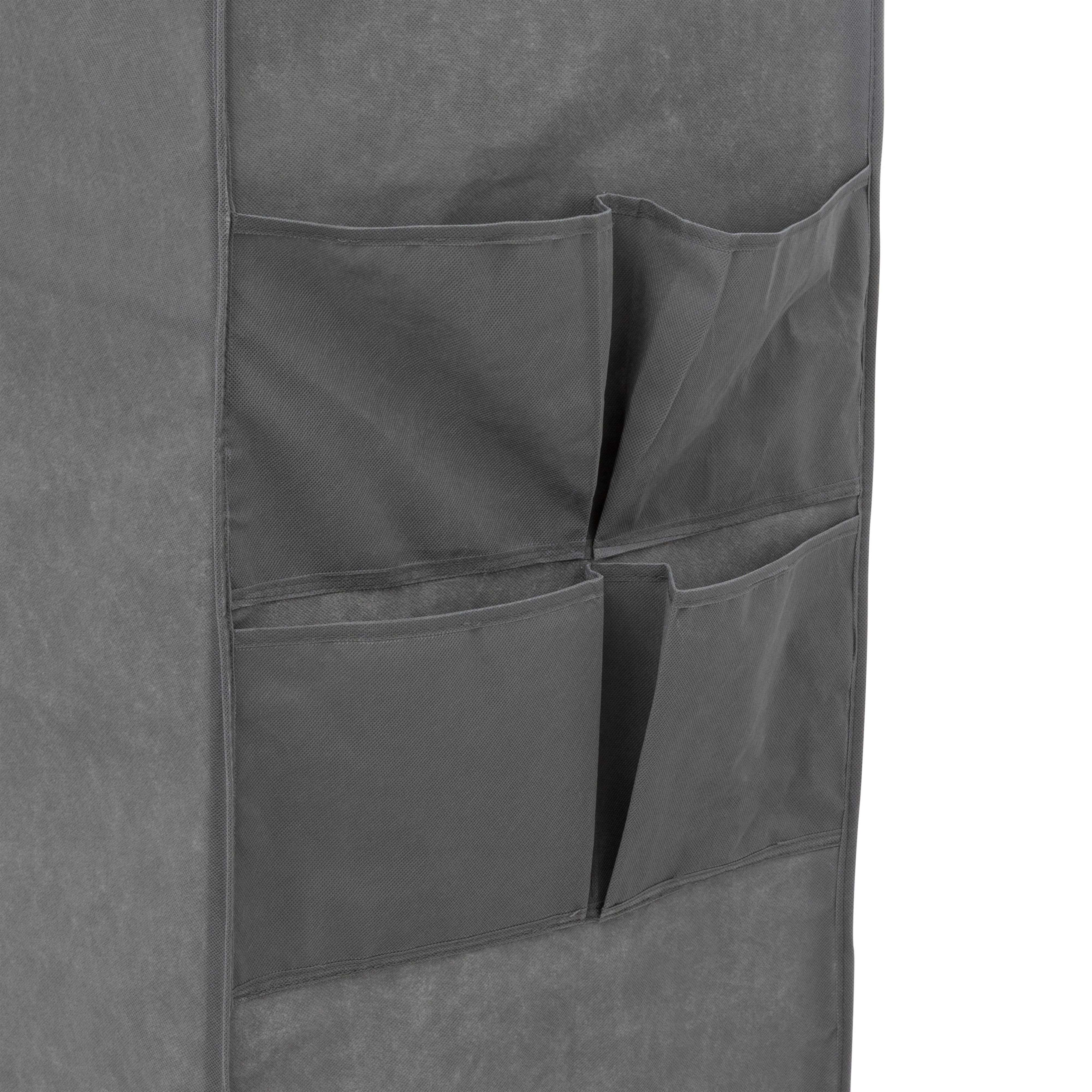 Tela gris con múltiples bolsillos cosidos, dispuestos verticalmente.