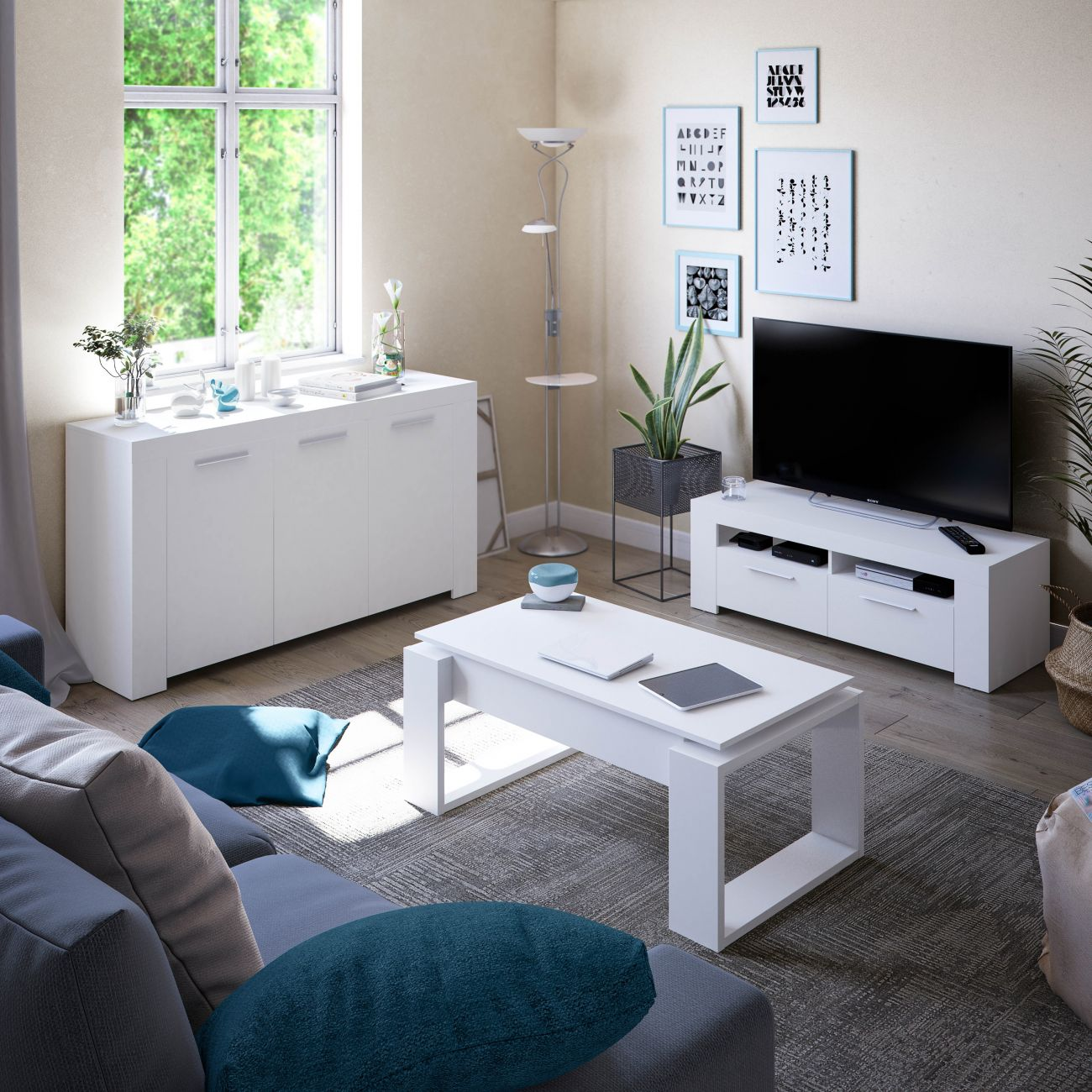 Saln moderno con sof blanco, TV y ventana grande.
