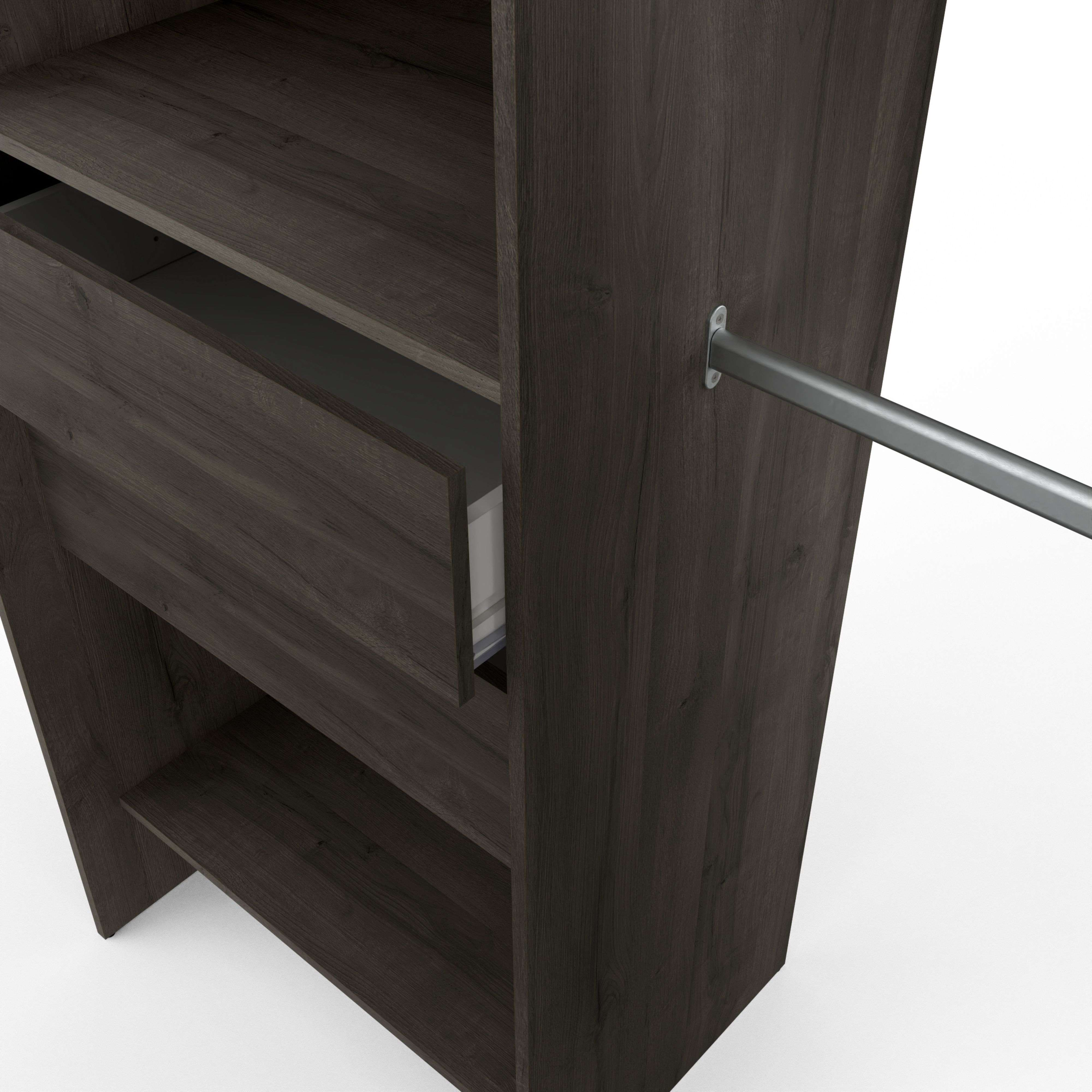 Estantería de madera marrón oscuro con cajón abierto y barra.