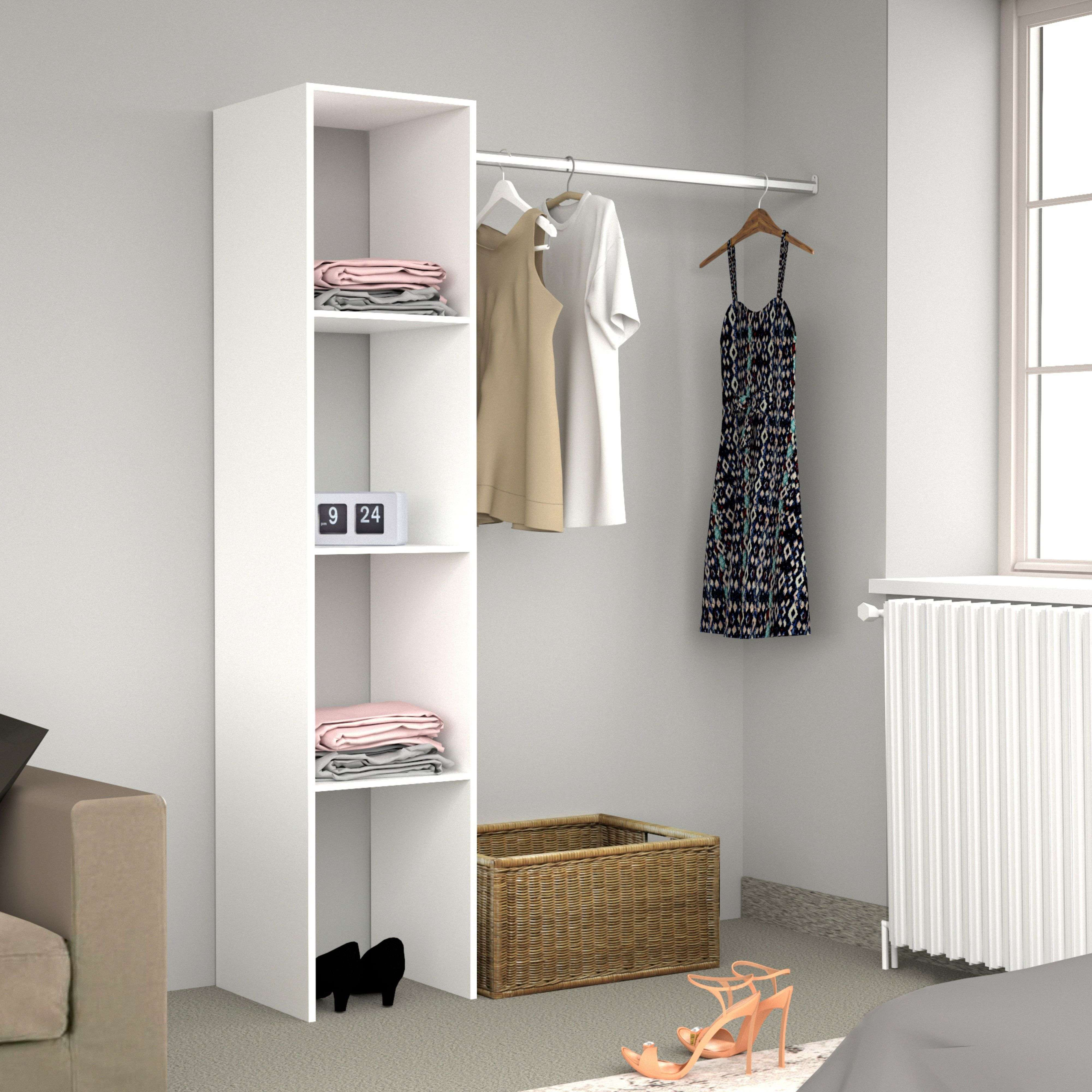 Estantería blanca con ropa, cesta, zapatos y vestidos en una barra.