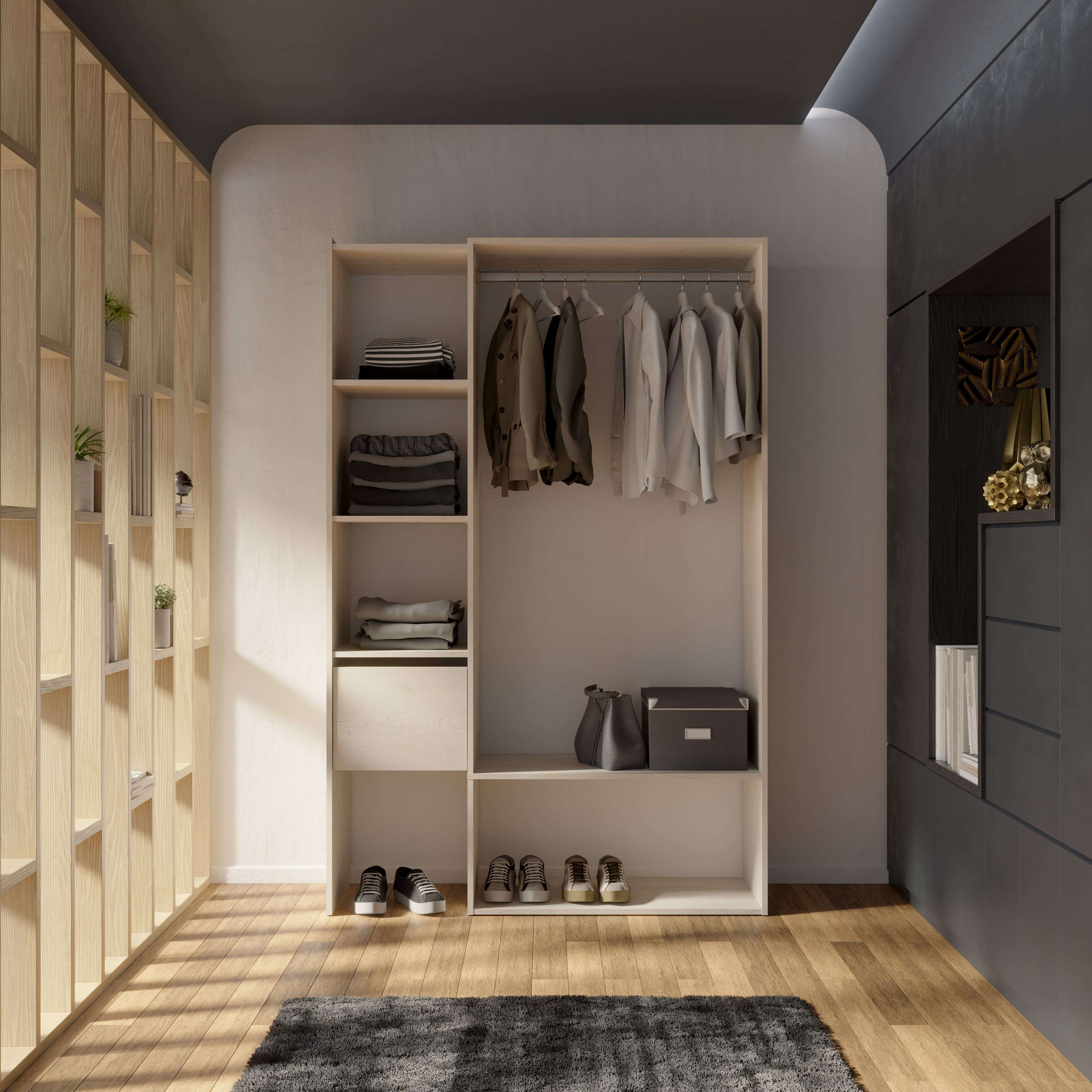 Estantes de madera con ropa, bolsos, zapatos y objetos decorativos.