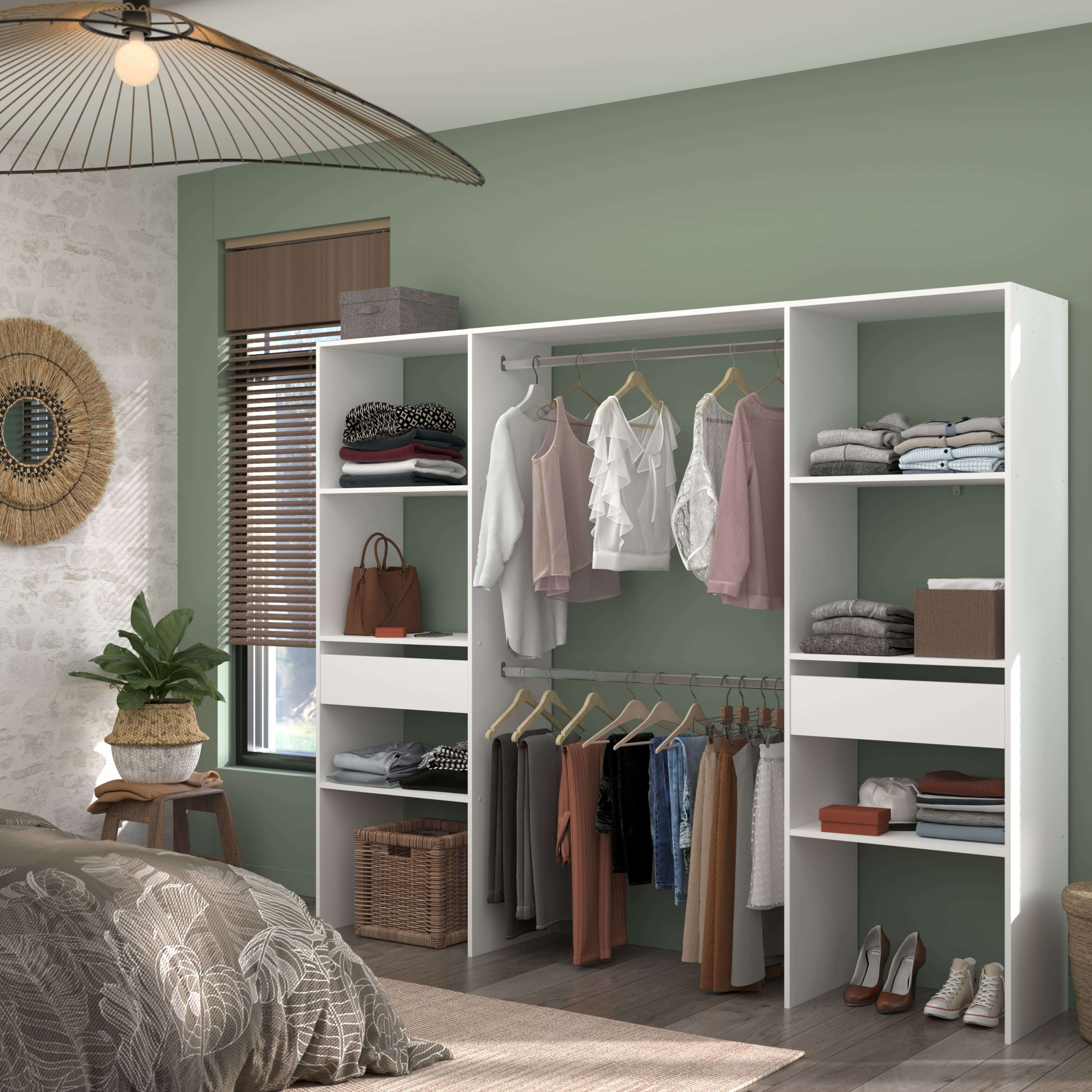 Un dormitorio con armario, cama, lámpara y espejo.