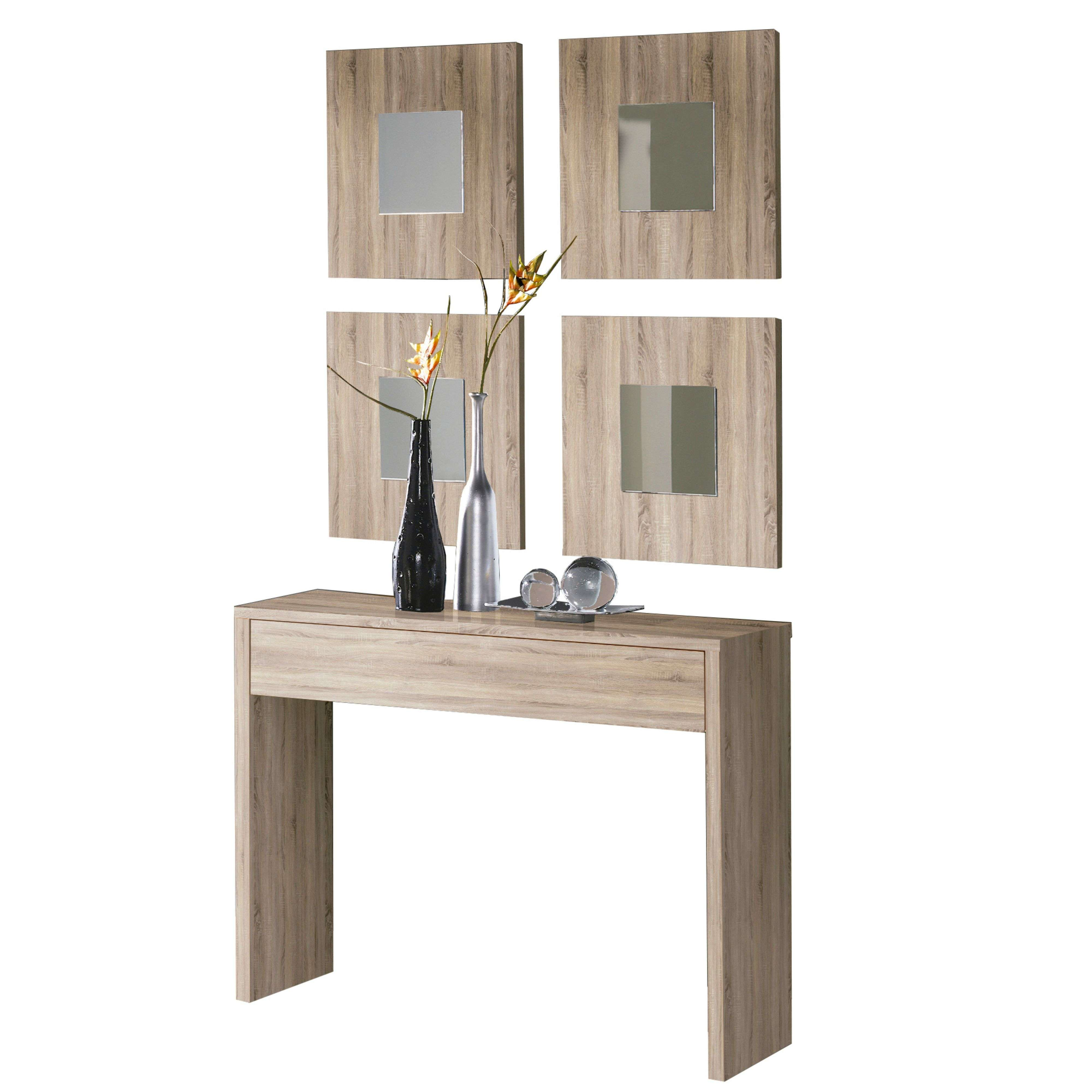 Una mesa estrecha de madera con espejos y jarrones.