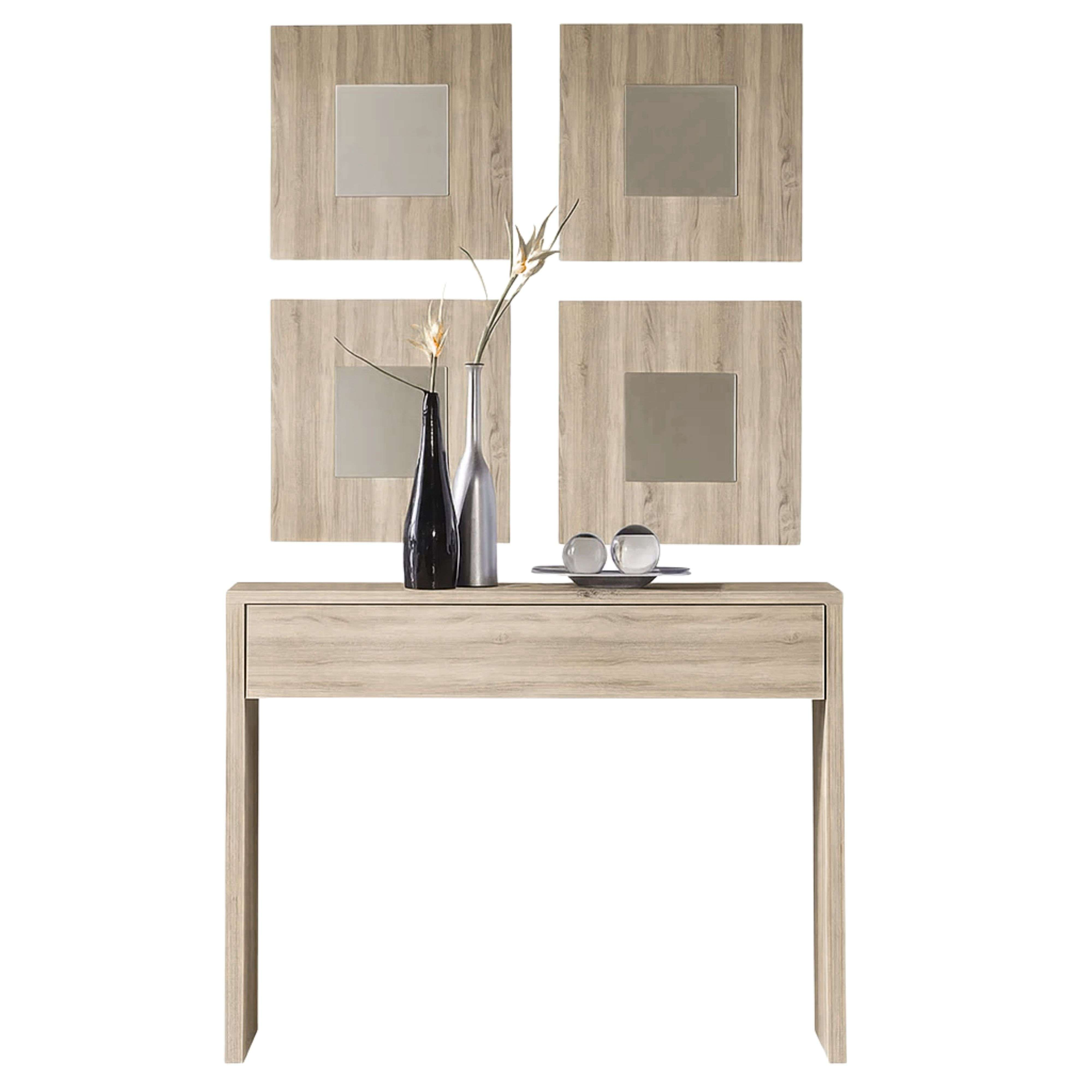 Mesa consola de madera clara con un cajón, decorada con dos botellas y esferas.