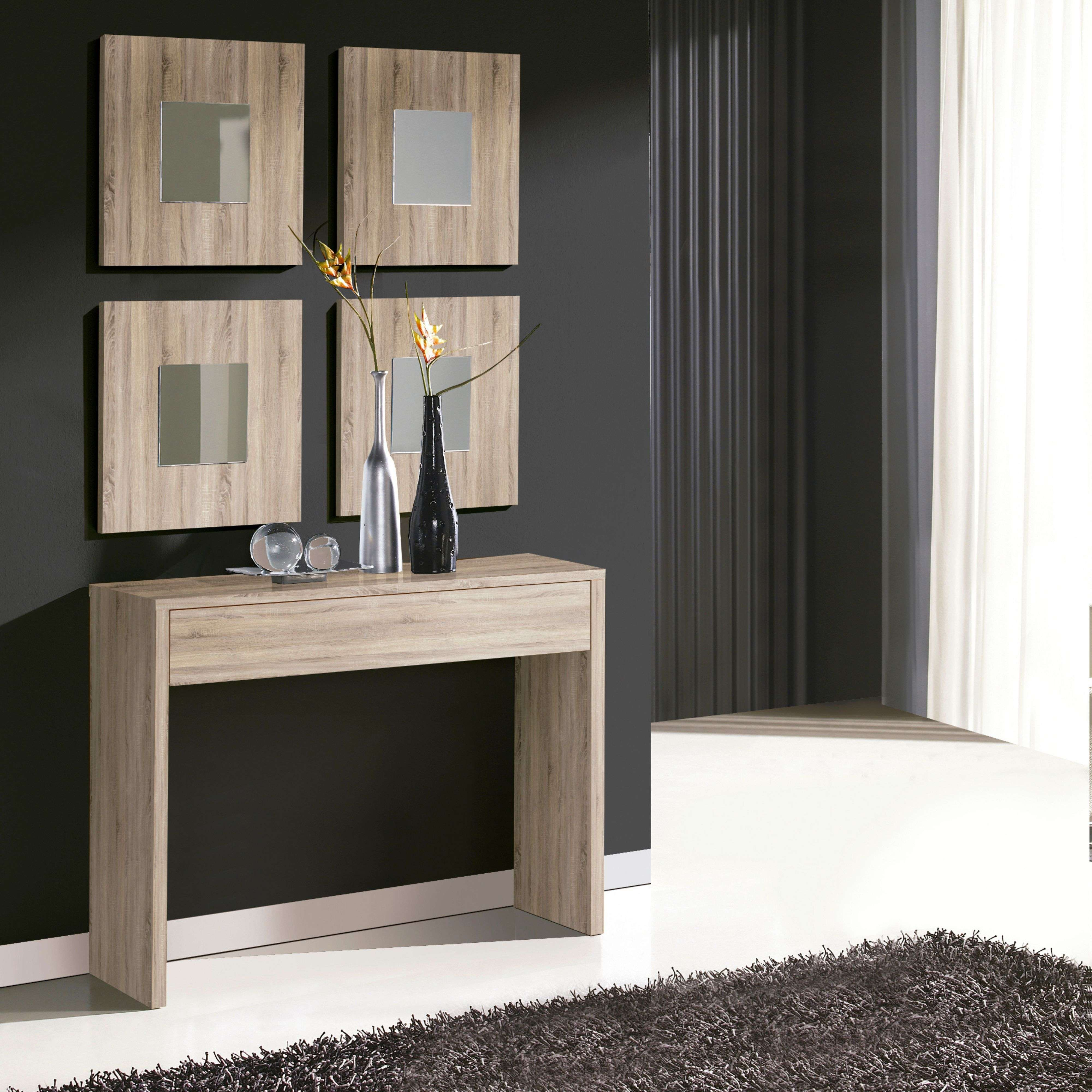 Una mesa estrecha de madera con arte de pared espejado.