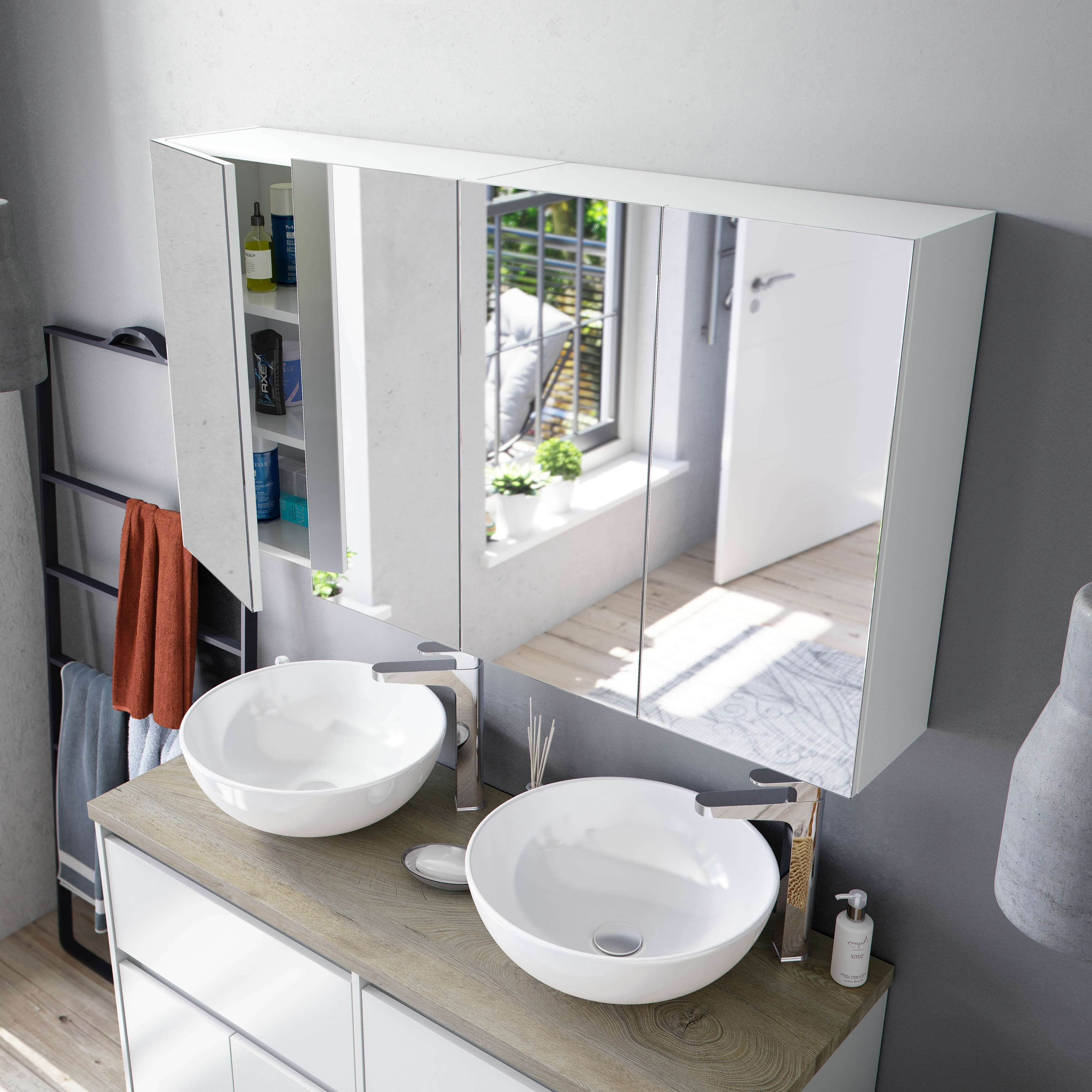 Baño moderno con dos lavabos, mueble espejo y toallas.