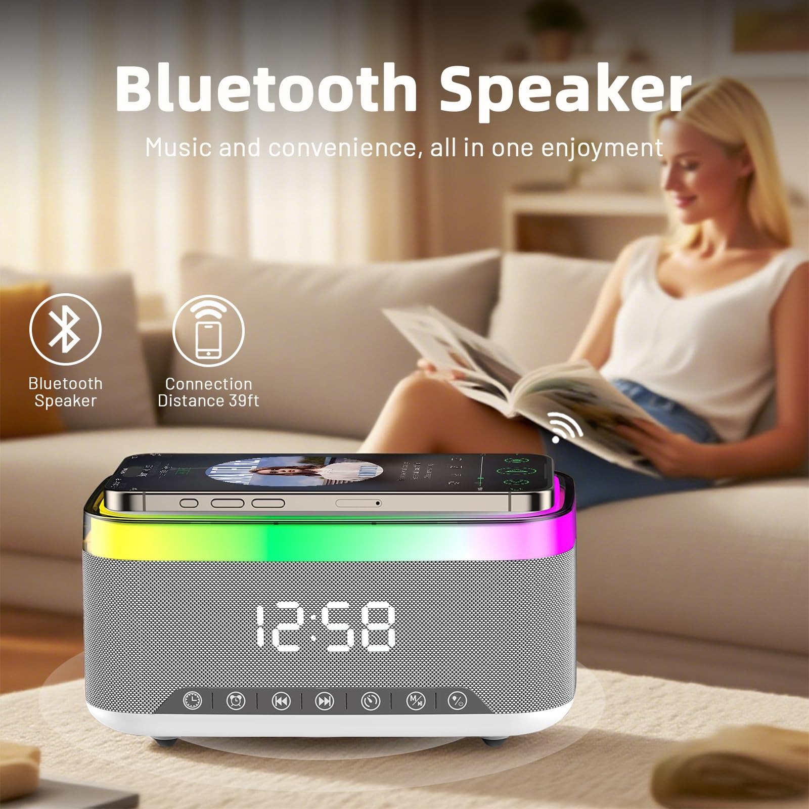 Ein Bluetooth-Lautsprecher mit beleuchtetem Ring, der ein Smartphone hält. Eine Frau liest.