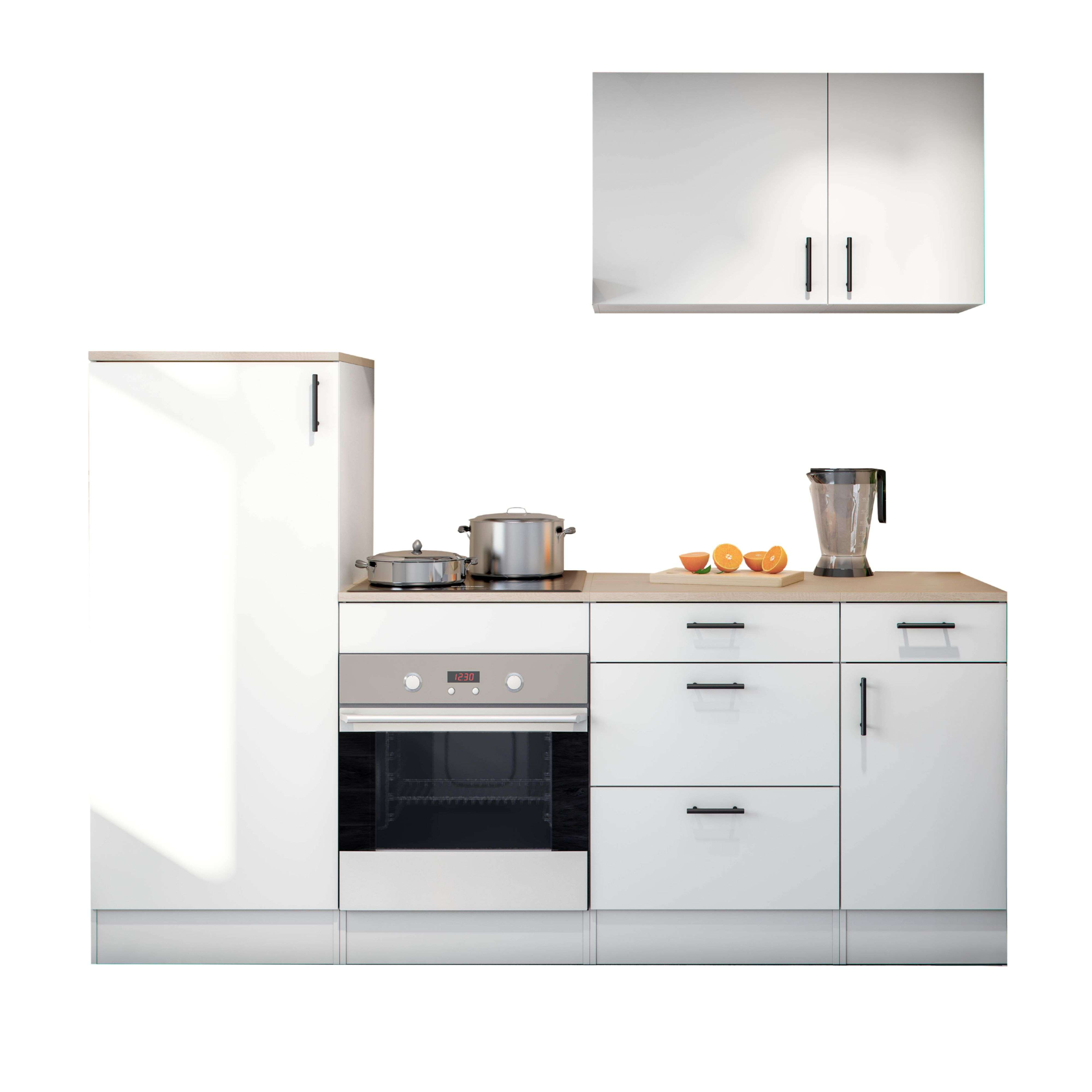 Cocina blanca moderna con nevera, horno, armarios y fruta.