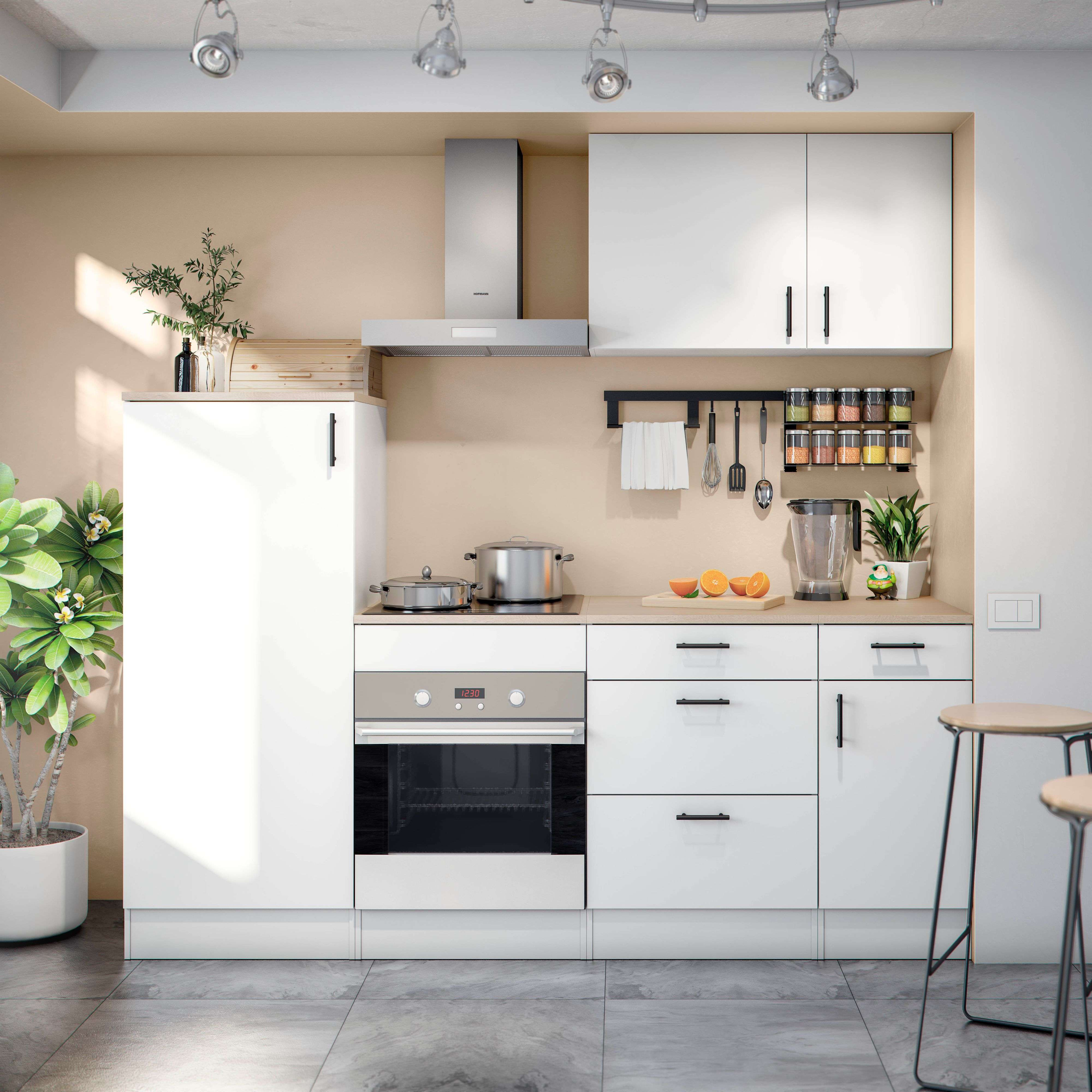 Cocina blanca moderna con campana extractora, placa y refrigerador.