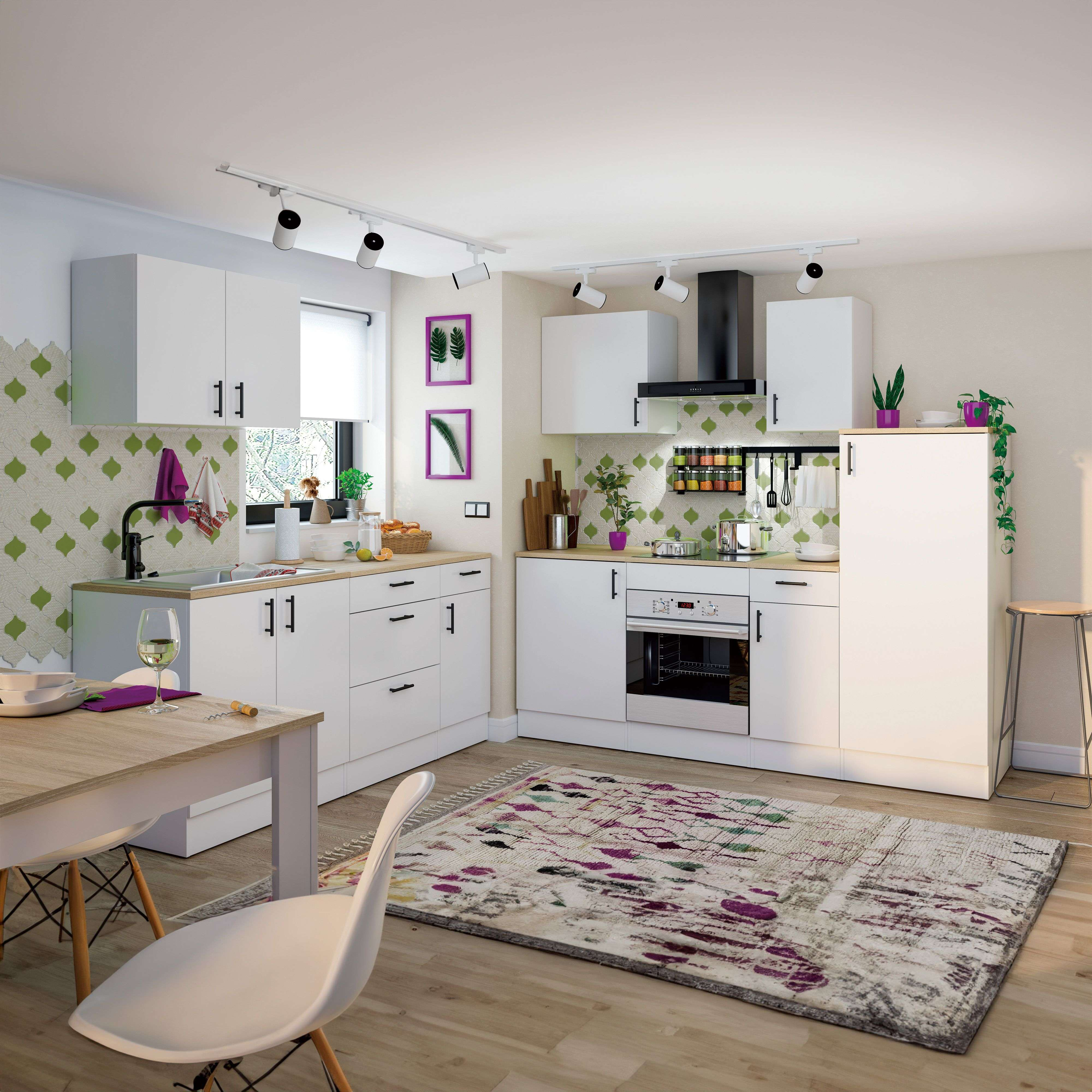 Moderna cocina blanca con mesa de madera, sillas y alfombra estampada.