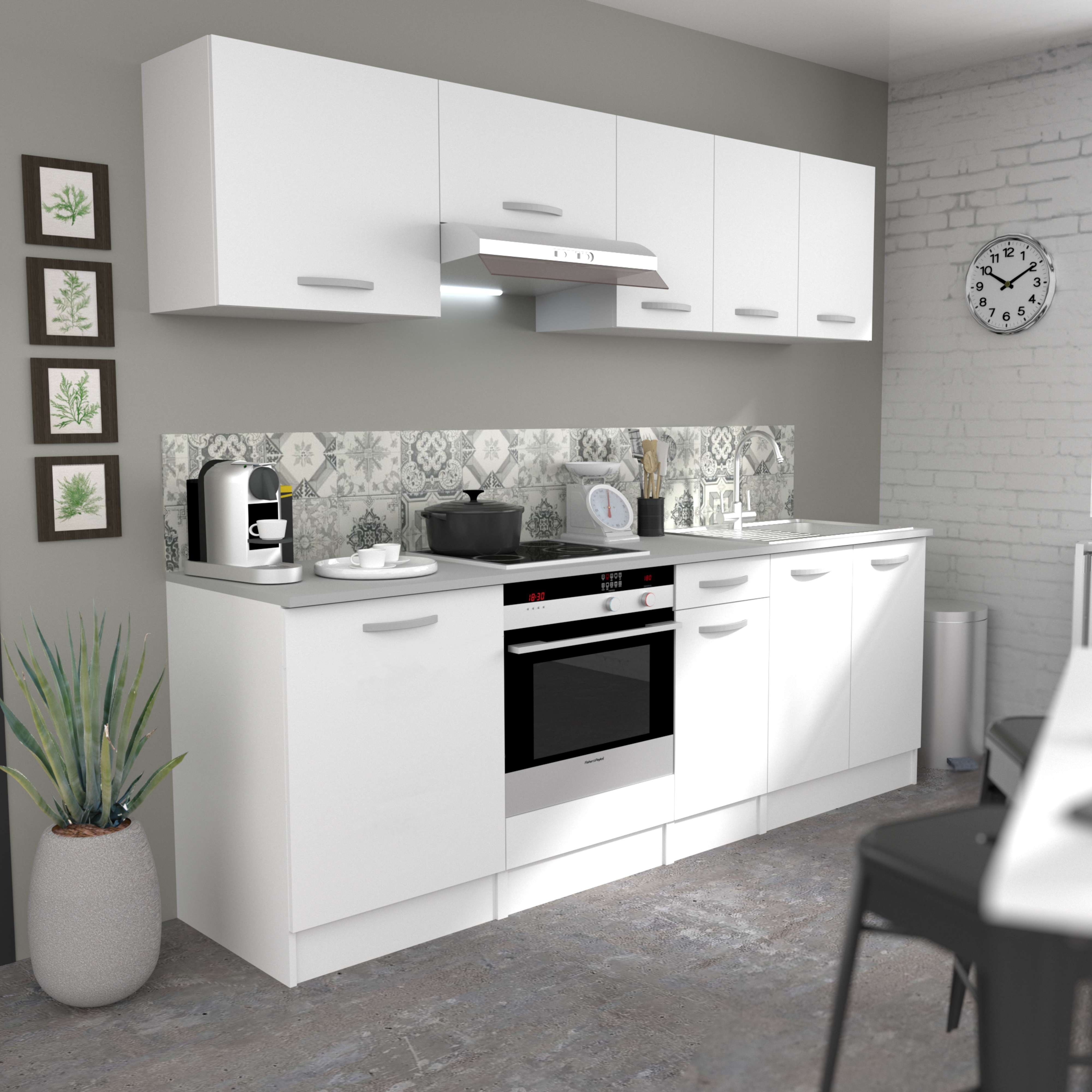 Moderna cocina blanca con electrodomésticos, campana, reloj y plantas.