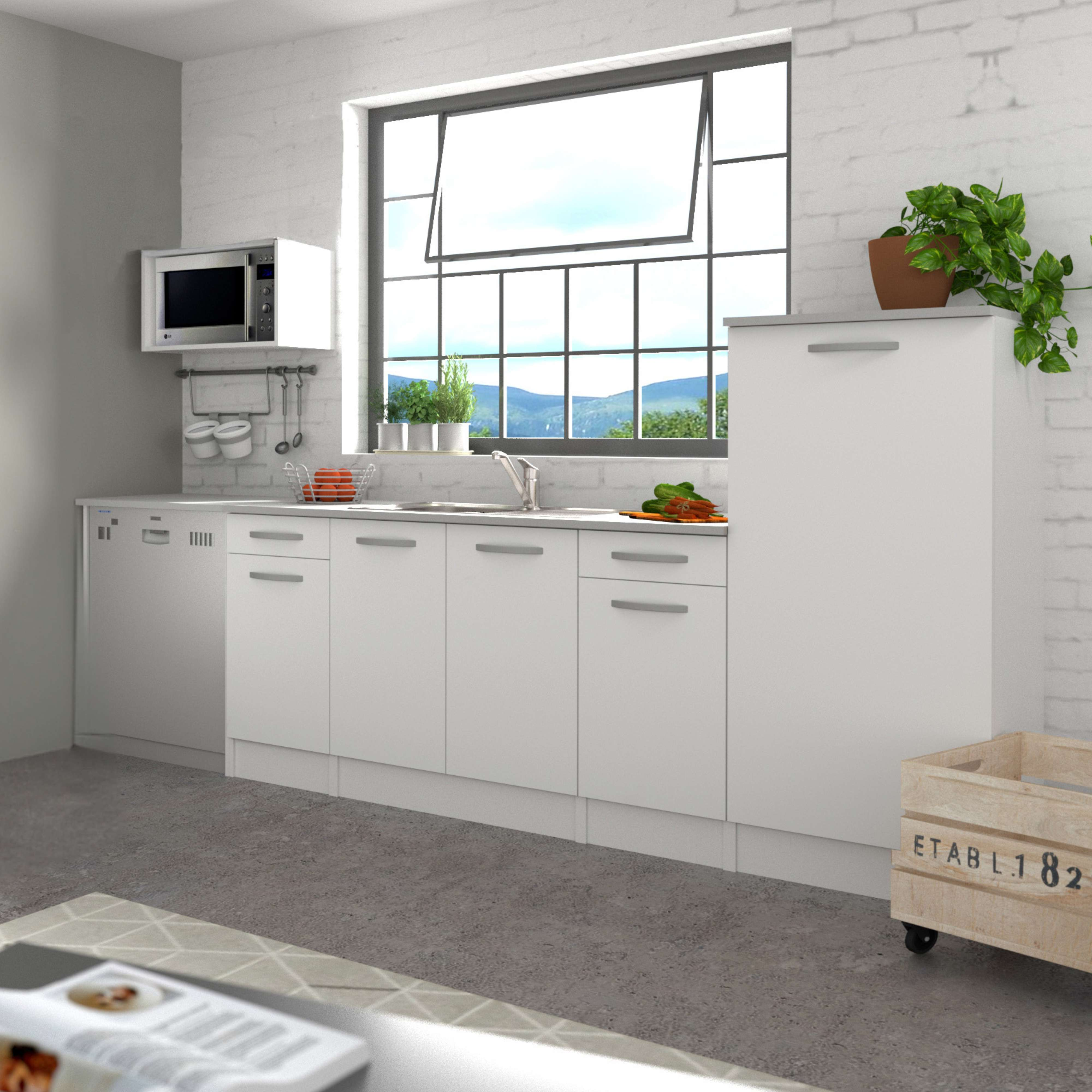 Moderna cocina blanca con gran ventana con vistas a montañas y zonas verdes.